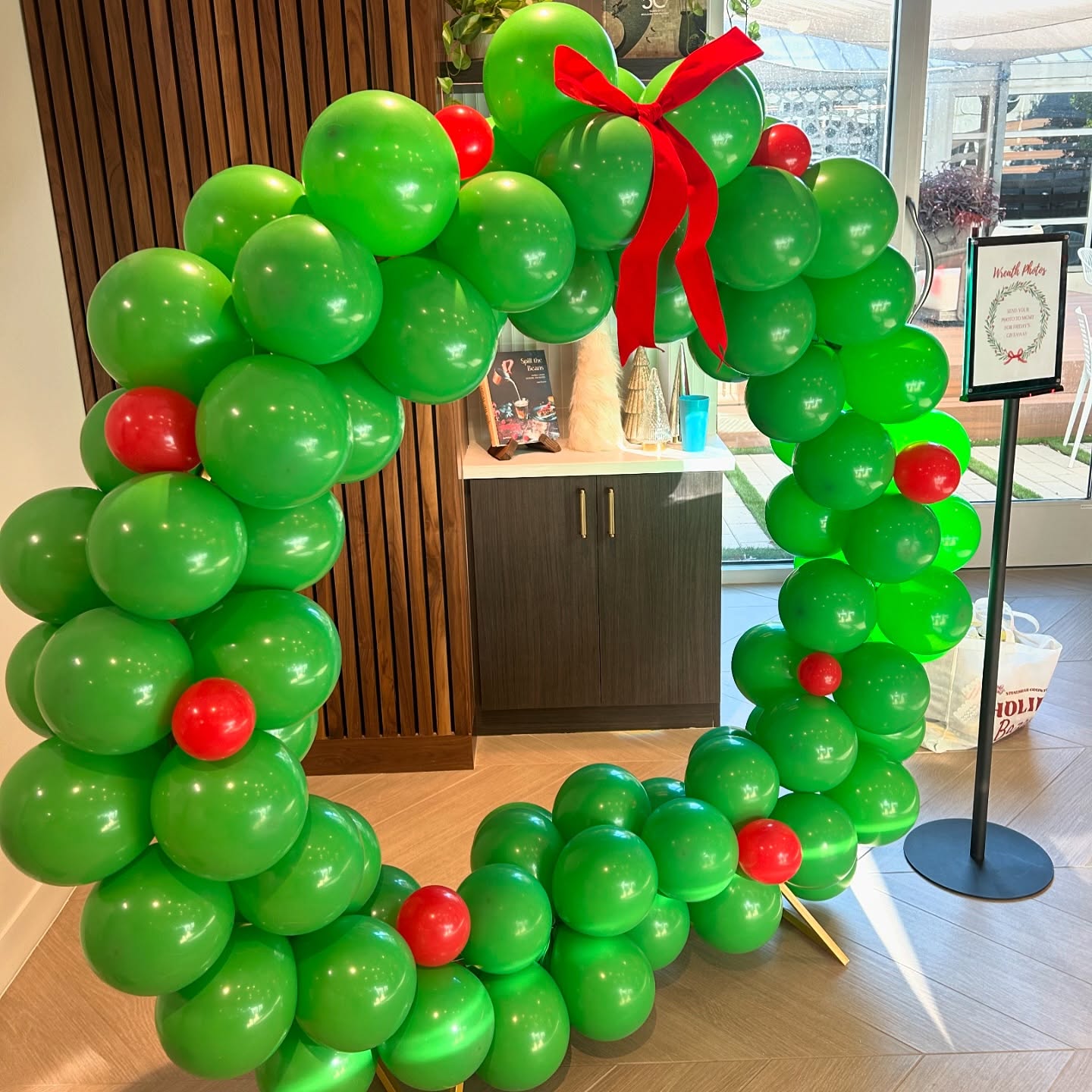 Tis the season for balloons wreaths 🎀