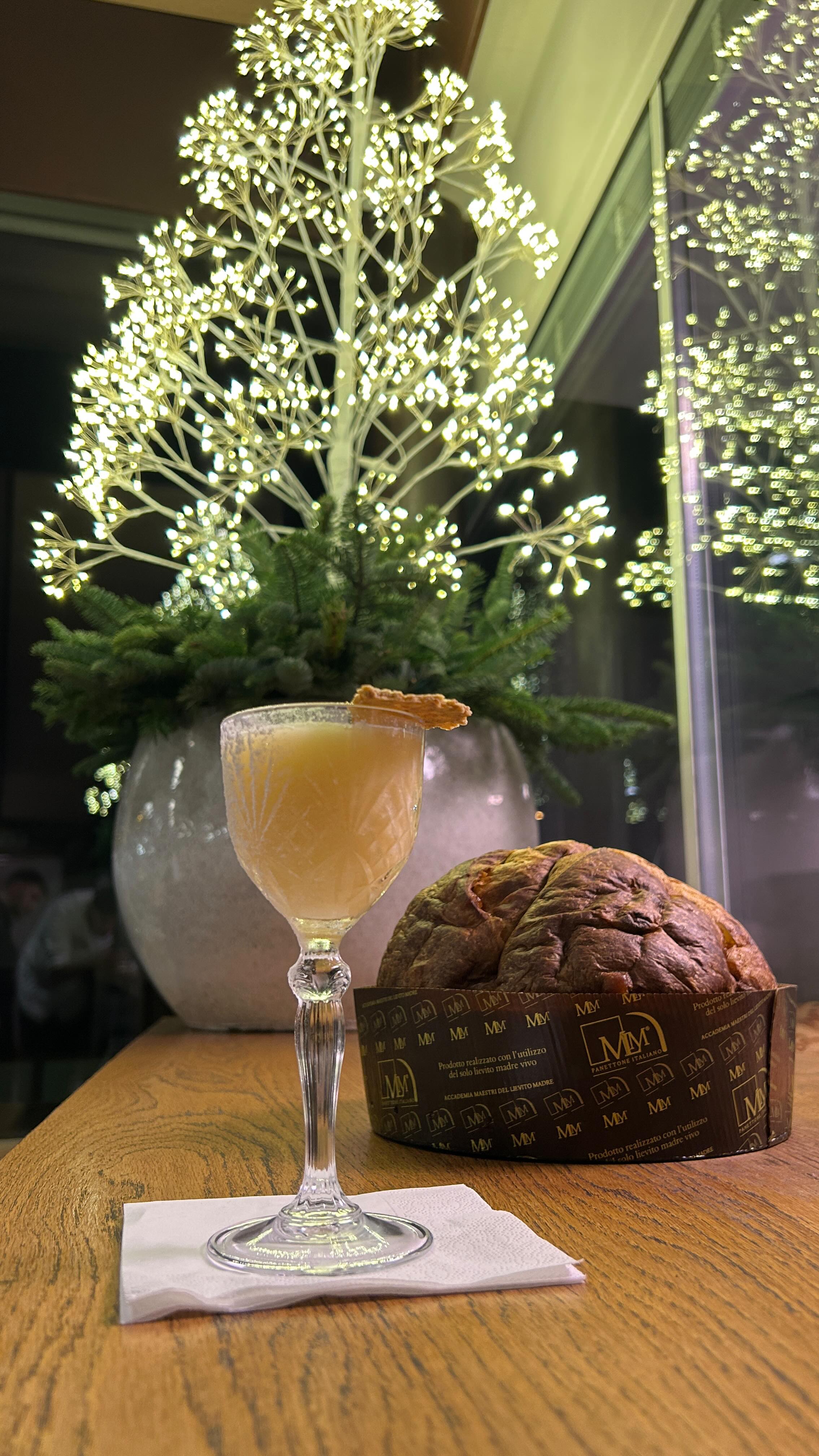 Panettone da Bere! 🍸
Ecco il nostro panettone tradizionale ma in forma liquida!
Il nostro @the_real_mimmolino92 é stato capace di infondere l’aroma e il gusto del panettone all’interno di questo cocktail assolutamente da provare!!
.
.
.
.
#bacilieri #pasticceriabacilieri #pasticceriaartigianale #panettone #traditional #drinks #panettoneartigianale