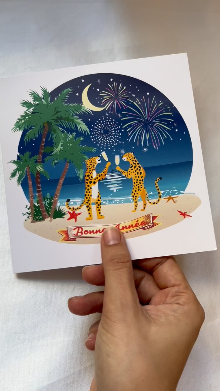 ✨ **Nouvelle collection pour les fêtes !** ✨
Chez Caligraphic, l’élégance et la créativité ne s’arrêtent pas aux vêtements. Cette année, notre jaguar au grand cœur vous accompagne pour célébrer les fêtes avec style et émotion. 🐆❤️
Nous sommes fiers de lancer **nos cartes de vœux exclusives**, imaginées avec le même amour et la même attention que nos créations slow fashion. Chaque carte est une invitation à partager vos souhaits les plus précieux, tout en soutenant des valeurs de durabilité et d’authenticité.
📬 **Disponibles dès maintenant** sur notre site ! Caligraphic.fr
Faites battre le cœur de vos proches en leur offrant un message qui dure bien plus qu’une saison.
#SlowFashion #CartesDeVœux #FêtesResponsables #CaligraphicMoment