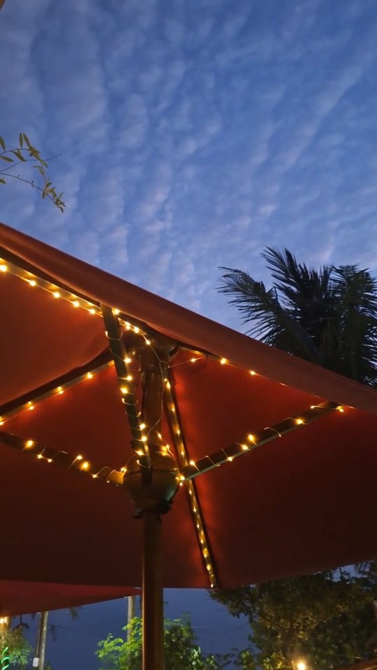 Experience the rich aromas & vibrant tastes of our curry buffet - a feast to all of your senses.
#lionsrest #srilankanfood #gurubebila #weligama #food