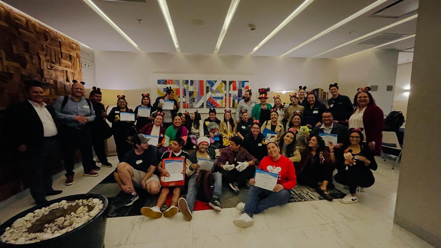 ✨ Capacitarse: La Clave para Entregar un Mejor Servicio ✨
El éxito en el servicio no solo se trata de hacer bien nuestro trabajo, sino de ir más allá, de superar expectativas y generar experiencias memorables. 💡 Por eso, seguir aprendiendo y capacitándonos es fundamental para crecer como profesionales y como personas.