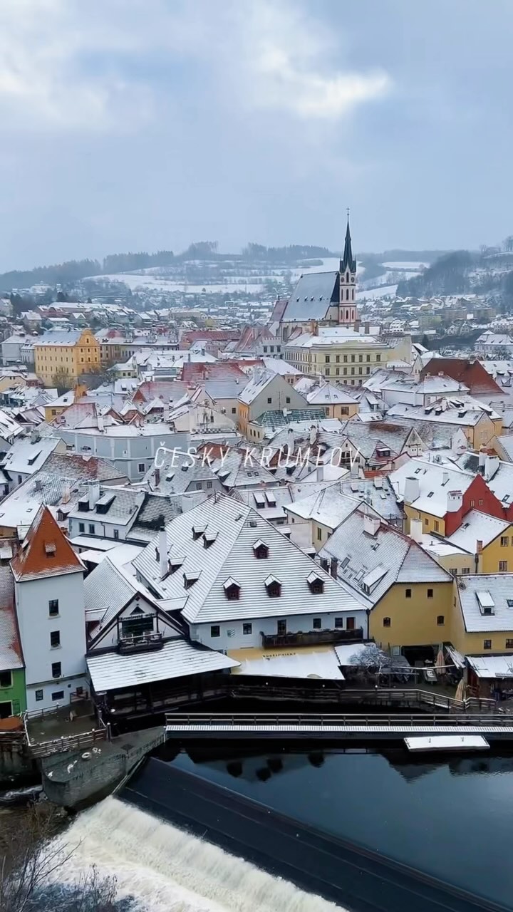 Winter wonderland in 🇨🇿❄️
#czechhikes #outdoorforeveryone #prague #czechrepublic #daytour #adventure #ceskykrumlov