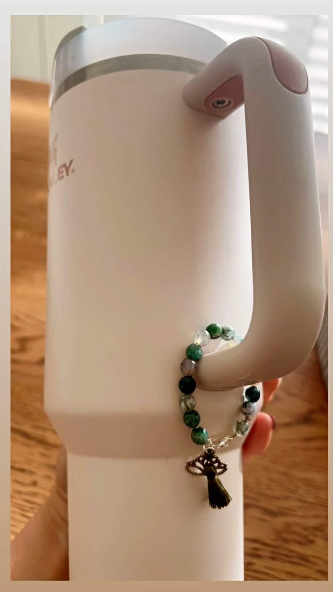 Neu: Vivescam Stanley Cup Accessoire mit Edelsteinen
#edelsteine #gemstonejewelry #stanley #accessories #mondstein #moosachat #eyecatcher #edelsteinliebe