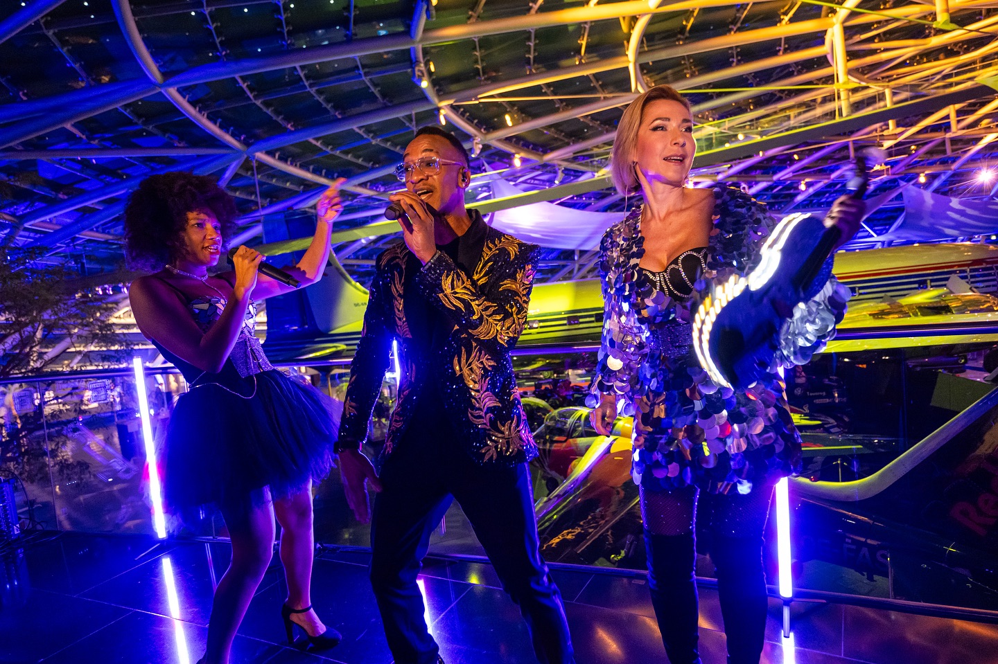 Our✨DJ Live-Act ✨with vocals 🎙️, violin 🎻 and DJ 🎧 for 🪽@wingsforlife at the amazing @redbullhangar7!
Great event with great guests at a stunning location! 🔥
.
Thanks to @sugaroffice_artistagency_shows 💜
.
.
#SugarSky #WingsForLife #Charity #party #aperitif #DJLiveAct #violin #vocals #singer #dj #LoungeMusic #Jazz #Latin #Event #Liveband #Showact #Music #Entertainment #CorporateEvent #Band #Vienna #Austria #Wien #evententertainment #Artistagency