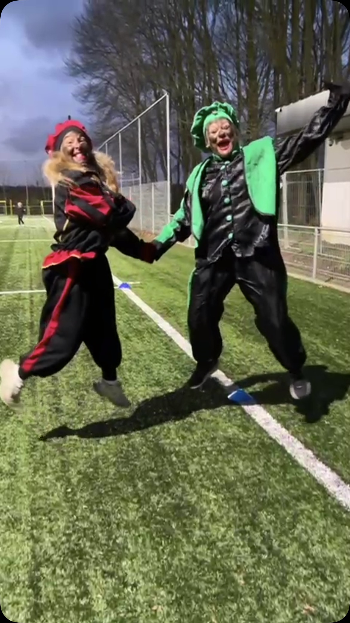 Wij hadden deugenieten op bezoek!
Altijd gezellig om heb te ontvangen op onze club!
We zwaaien ze uit en verwelkomen ze volgend jaar graag in onze nieuwe kantine die stilletjes aan ook vorm krijgt!
#spiekpietjes #deugenieterij #smullen #wiezoetiskrijgtlekkers #kskekerendonk