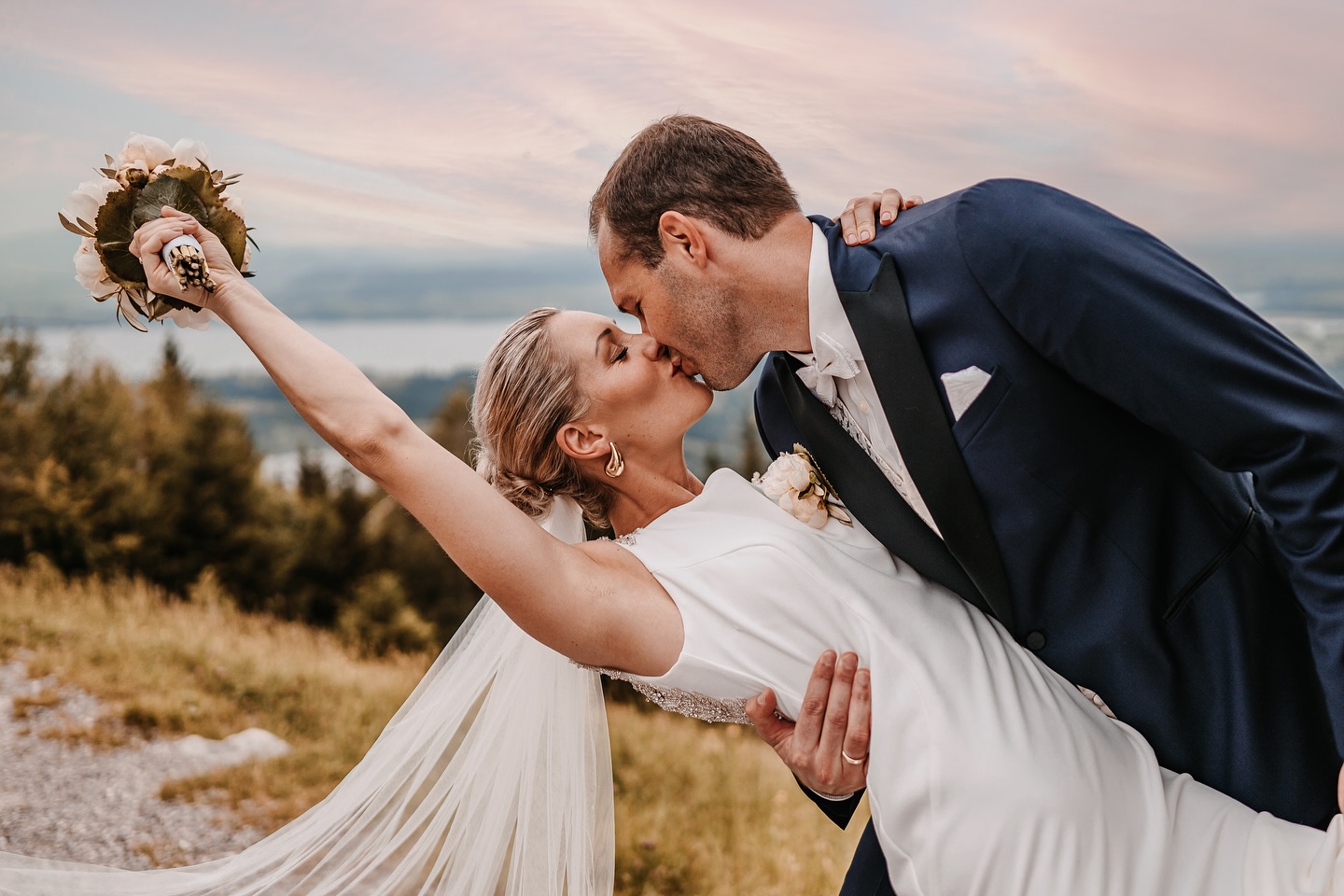 Wie traumhaft kann ein Ausblick sein? ⛰️🏞️ Warum zwischen Berg- oder Seehochzeit entscheiden, wenn man beides haben kann? Und dazu mein wunderschönes Brautpaar, welches ich bereits standesamtlich begleiten durfte. Umso schöner war es für mich, die beiden auch noch auf ihrer freien Trauung mit zauberhaften Fotos wie diesem glücklich zu machen. Hach, ich liebe diesen Job… 💖
.
.
.
#hochzeitsfotografin #gettingready #hochzeitsfotografaugsburg #fotografin #weddingphotography #wedding #weddinginspiration #weddingday #videografin #weddingphotographer #photography #weddings #photographer #photooftheday #destinationwedding #weddingphoto #bridal #weddinginspo #instawedding #engagement #photoshoot #brideandgroom #couple