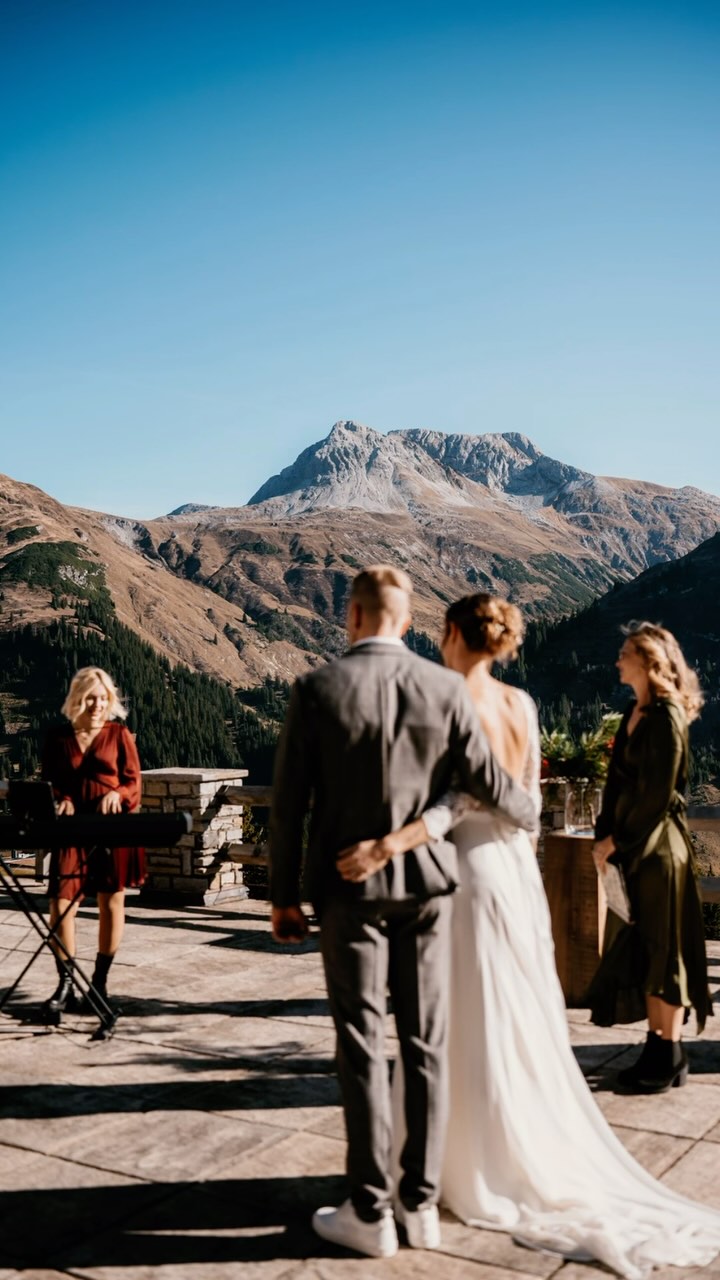 CHRISTMAS WEDDING
…Styled Shoot 🎄 PART #2
@lechzuers @hotelgoldenerberg #weddinginspiration
#weddingphotography #lech
Planung & Konzept: @jevina_weddings
Traurednerin: @liesas_worte_freierednerin
Fotografinnen: @bildfokus_fotografie & @broell_liebe
Videograf: @phil_doerler
Sängerin: @diana.vocals
Stylistin: @jenelle_makeupartist
Floristik: @naturverbunden_altenstadt
Deko: @liebeleih
Hochzeitstorte & Sweets: @jeannie_kessler_torten
Handlettering: @laendle.liebelei
Papeterie: @kreativia.papeterieunddesign
Location: @hotelgoldenerberg
Brautkleid @atelier_feinsein
Schmuck: @goldschmiede.24carat
Brautpaar: @my_dreamliving & @matze_9.0
LECH WEDDING
HOCHZEITSFOTOGRAFIN
STYLED SHOOT