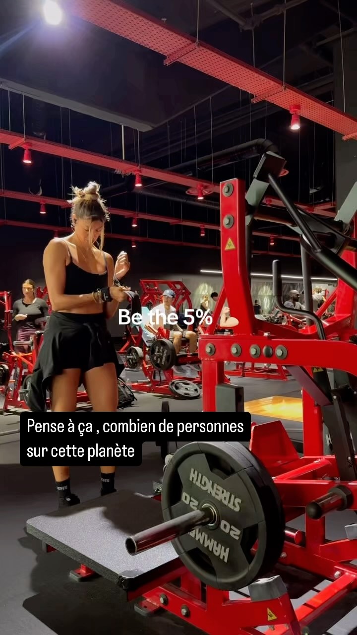 ✨OUVRE-MOI ✨⬇️
Ce qui différencie ceux qui réussissent des autres, c’est cette capacité à rester discipliné et à s’engager dans un processus, même quand les résultats ne sont pas visibles tout de suite. 💪
Car si tu agis en fonction de ta motivation, tu n’atteindras probablement jamais ce que tu te fixes.
La motivation est une émotion, et comme toutes les émotions, elle fluctue constamment. Oui, elle peut te pousser à agir, mais si tu n’as pas un “pourquoi” puissant, elle ne suffira pas à te faire avancer sur le long terme.
👉 La discipline, c’est différent.
C’est elle qui te fait agir, motivé ou non, que tu en aies envie ou pas. C’est pour ça qu’il est essentiel de devenir discipliné dans ce que tu veux accomplir.
La majorité des gens pensent à ce qu’ils DOIVENT FAIRE, mais pas à QUI ILS DOIVENT DEVENIR. Ils se concentrent sur les actions à court terme et non sur la transformation à long terme.
👉🏼 Rechercher une transformation en un temps record ne t’apportera que de la frustration et du découragement sur le long terme.
💪 Le vrai secret du succès ?
Apprends à retarder la gratification instantanée pour obtenir une récompense bien plus grande à long terme. C’est une compétence essentielle pour réussir, dans le sport, dans la vie ou dans n’importe quel objectif.
👉🏼 Rappelle-toi : Le progrès, c’est une accumulation de petits efforts quotidiens
Dis-moi en commentaire ce que tu veux accomplir et comment tu comptes y arriver. 💬
📌Enregistre ce post pour te rappeler que le vrai changement prend du temps, mais en vaut toujours la peine !
.
.
#mindset #discipline #gymdiscipline #gymmotivation #coach #coaching #fitgirl #motivation #fitfrenchies #gymgirl #gymrat #gymreels #explore #explorepage #reels #musclebuilding #womenwholift #workout #musculation #bodybuilding #mentalité #growthmindset