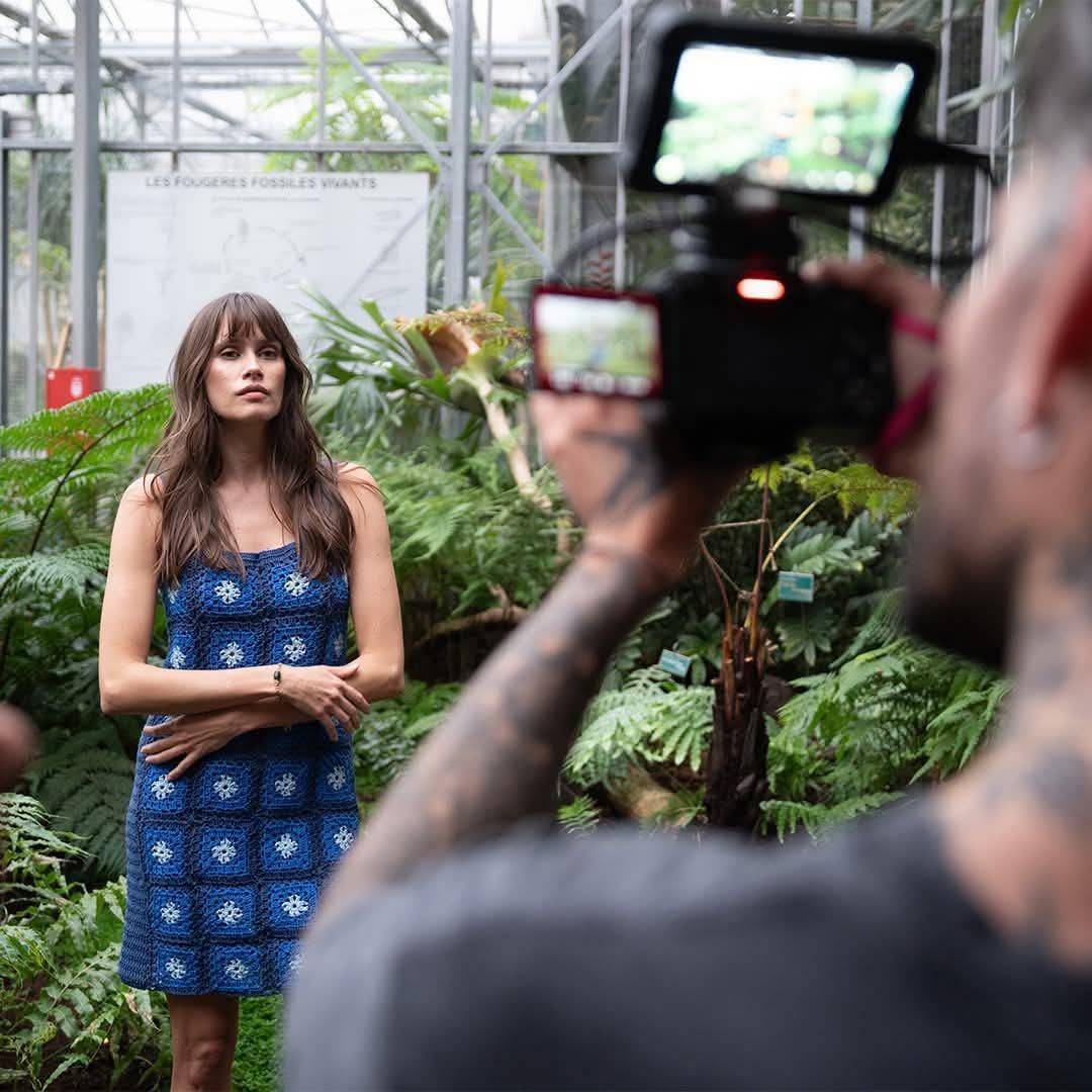 📸✨ Un shooting tropical au cœur de la serre ! ✨📸
La marque Phildar a posé ses valises à Tourcoing pour capturer l’essence de sa collection Crochet - Printemps-Été 2025.
Et quoi de mieux que nos serres botaniques pour offrir un décor exotique et enchanteur ? 🌿☀️
Parmi les feuilles luxuriantes et sous la lumière naturelle, les mannequins ont défilé au milieu d’une végétation tropicale… sous l'œil attentif de nos petites grenouilles, habitantes emblématiques des lieux. 🐸💚
Un shooting dans un cadre unique qui met en valeur la beauté naturelle et la richesse de nos espaces verts.
#Tourcoing #Phildar #SerresBotaniques #ShootingMode #DécorExotique #PrintempsÉté2025 #EspritTropical #ArticleVilleDeTourcoing