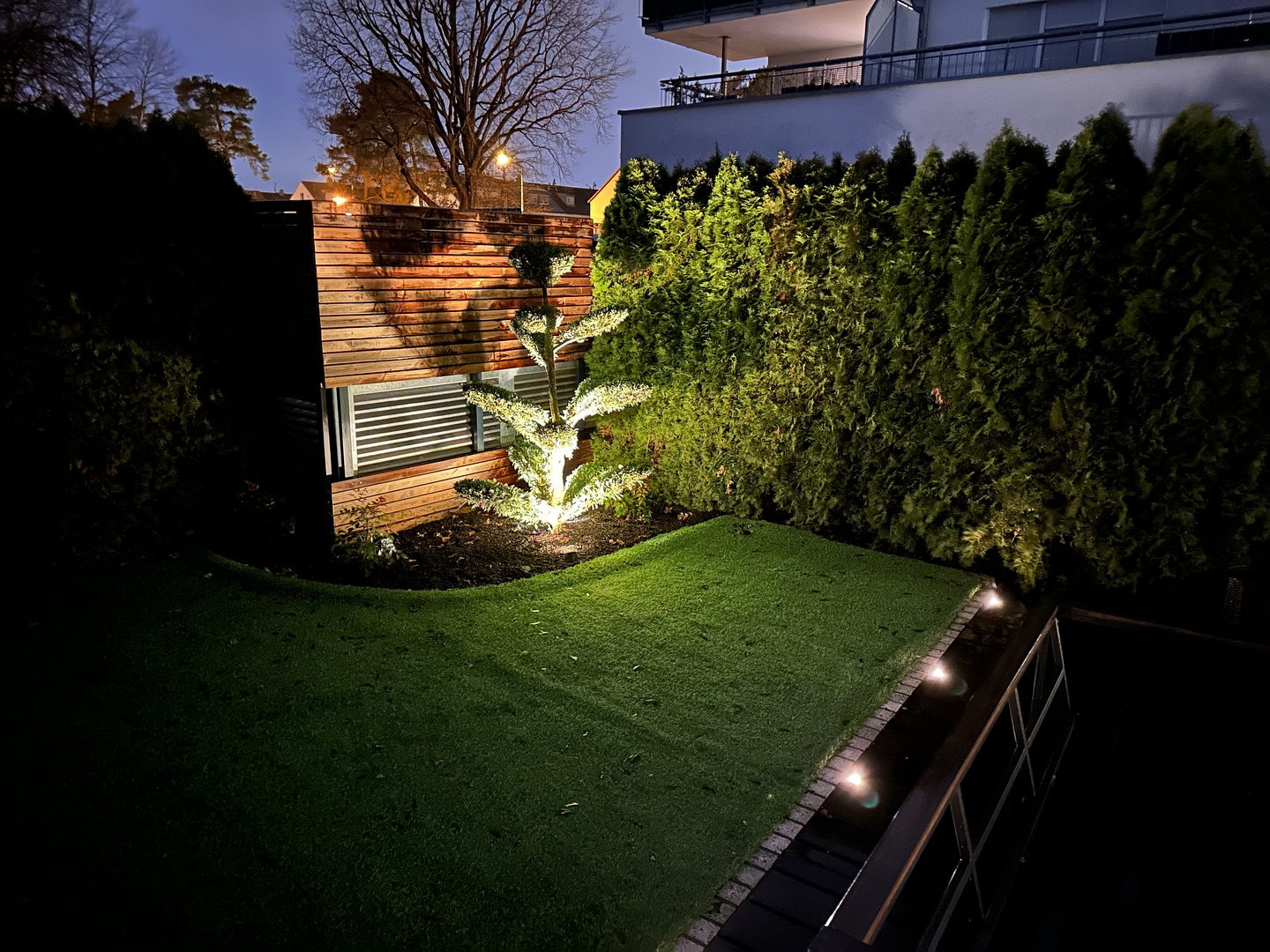 Heute haben wir die App-Steuerung von @lightpro_12v installiert und die Scheinwerfer ausgerichtet.
Die Kundin kann nun per App entscheiden welche Lampen an sind und kann teils auch die Farbe der Zigbee Strahler verändern.
Möchten auch Sie eine stimmungsvolle Beleuchtung in ihrem Garten haben? Dann kontaktieren Sie uns. Wir beraten Sie gerne.
#gartengestaltung #galabau #holzterrasse #naturstein #lichtimgarten #lightpro #kebony #kebonyclear #kebonycharacter #muschelkalk #mysteel