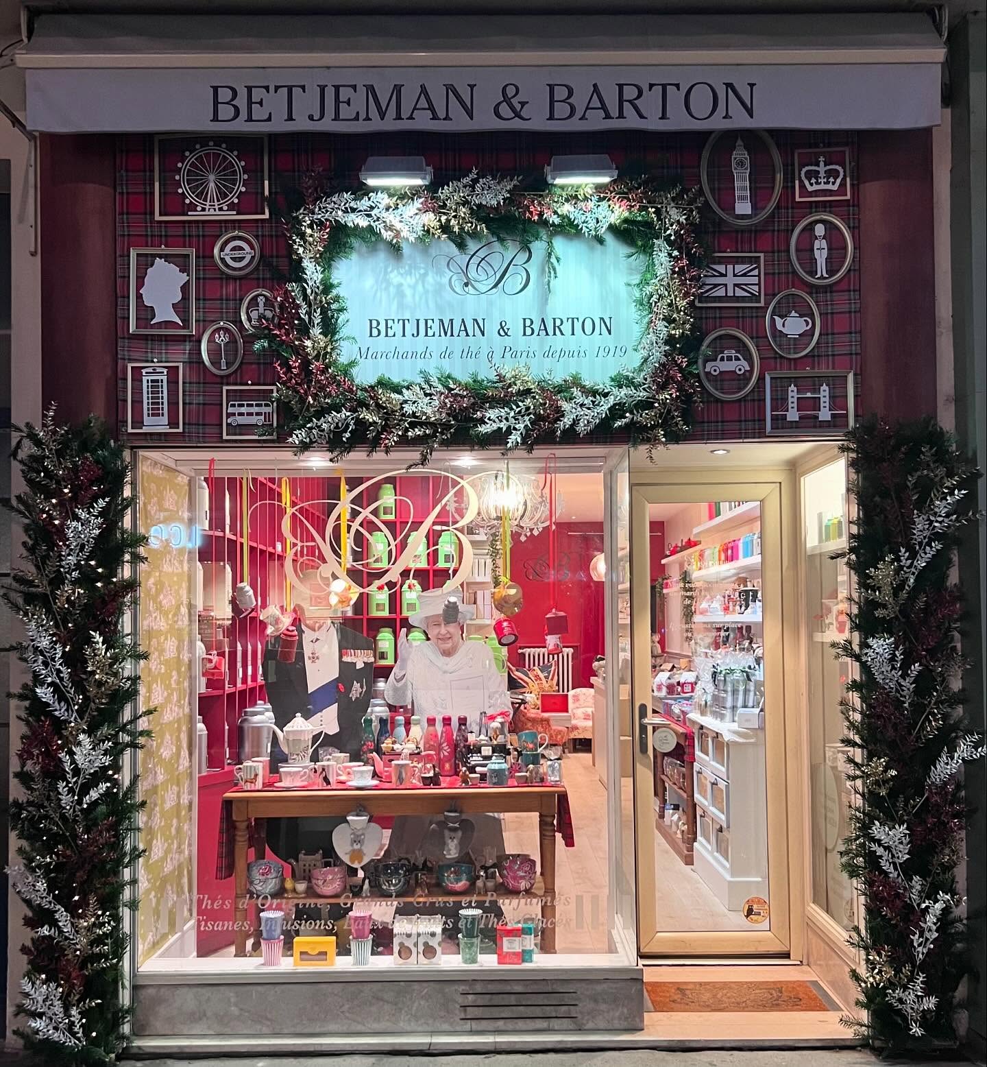 🎅🏻🎄6 ANNÉES DE MAGIE DE NOËL 🎅🏻🎄
Cette année je prépare mon 6ème Noël, avec la complicité et le talent de Peggy et Mathilde Préville, les formidables @lessoeurssenmelent !
Incroyablement créatives, elles traduisent chaque année l’univers de la maison Betjeman and Barton que je souhaite mettre en scène…
Petite rétrospective….
🎄2019 « une pluie de thé sur la ville »
6 mois après l’ouverture de la boutique, je souhaite mettre en avant la ville de Tours et ses monuments emblématiques. Les filles dessinent et découpent les bâtiments les plus connus de notre belle ville … c’est sublime et rétro éclairé c’est vraiment une œuvre d’art. Les théières en papier déversent une pluie theinee…
🎄2020 « Année lunaire » une grosse et belle lune symbolise la folie de cette année pendant laquelle tous nos repères ont été bouleversés.
🎄2021 « Un sapin à l’envers » : à l’intérieur de la vitrine, des feuillages habillés d’or symbolisent un sapin à l’envers… pour une année ou l’on aura encore marché sur la tête.
🎄2022 « Fully british » : changement de stratégie : je mise davantage sur la visibilité de la boutique … je demande donc à habiller les panneaux extérieurs de la boutique dans l’esprit que j’adore, british et décalé…
🎄2023 « God save the King » et maintenant un Roi aux côtés de l’iconique Élisabeth II . À nouveau un clin d’œil à la culture britannique que j’aime tant !
🎄2024 « Excentric Christmas » ; vive le mix and match avec un univers toujours très classique british et des touches un peu fofolles dorées, écho à nos collections de théières excentriques qui côtoient nos mélanges iconiques : Christmas Tea, Luxury, Pouchkine…
#tours #toursmaville #tourscity #toursvaldeloire #regioncentrevaldeloire #sortiratours #toursevenements #betjemanandbarton #toursetmoi #tisanebio #sansalcool #thenoir #thevert #herbaltea #teapairing #naturel #bienetre #toursvaldeloiretourisme #myloirevalley #touraineloirevalley #miam #yummy #christmas #noel #noel2024