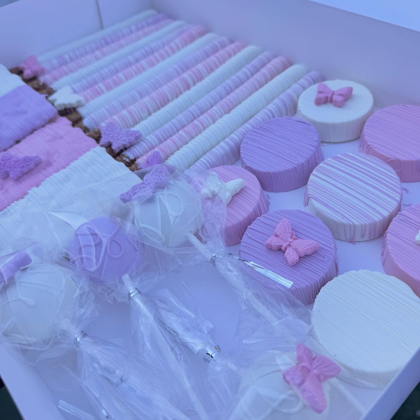 Enchanting to meet you 🦋🩷💜
•
Order your desserts for your special occasion using the link in my bio 🩷
#desserts #babyshower #newjersey #njbaker #smallbusiness #share #explorepage #cakepops #chocolate