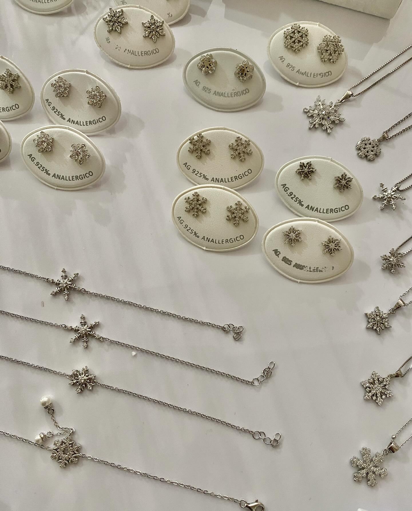 Collezione FIOCCHI DI NEVE❄️❄️
.
.
Sempre tanto amati e desiderati, segnano l’arrivo del Natale e delle feste;
.
.
Argento 925 con zirconi bianchi
.
.
Affrettati a scegliere il tuo fiocco preferito, quantità limitate .
.
.
#capsulerovereto #piccoleemozioniquotidiane #fioccodineve #snowflakes #bijoux #gioielli #argento#love