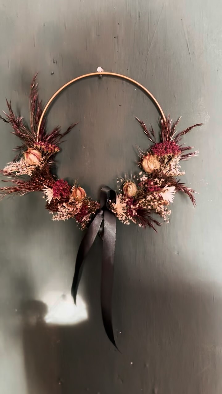 Draußen Schnee, drinnen warmes Licht,
Trockenblumenduft, der die Kälte bricht.
Feuer knistert, Gemütlichkeit zieht ein –
das Blumenatelier, ein Winterheim.
#trockenblumen #blumenwerkstatt #blumenimwinter #gemütlichkeit #wintervibes