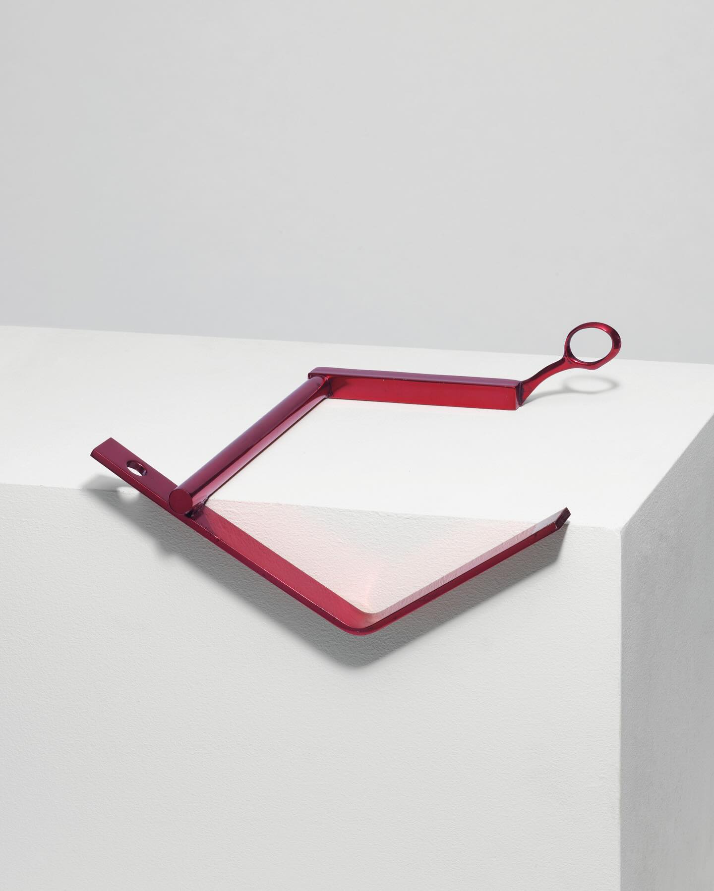 Table Piece II marks the beginning of Caro’s extensive table piece series that would last six decades, and is currently on view at the Anthony Caro Centre, London @anthonycarocentre
‘My table pieces are not models inhabiting a pretence world, but relate to a person like a cup or a jug. Since the edge is basic to the table all the Table Pieces make use of this edge which itself becomes an integral element of the piece’ - Anthony Caro 1966/7
Anthony Caro, Table Piece II, 1966, steel polished and lacquered red, 15.9 x 34.3 x 31.1 cm
#anthonycaro #caro #anthonycarocentre #tablepiece #contemporaryart #art #sculpture #modernsculpture