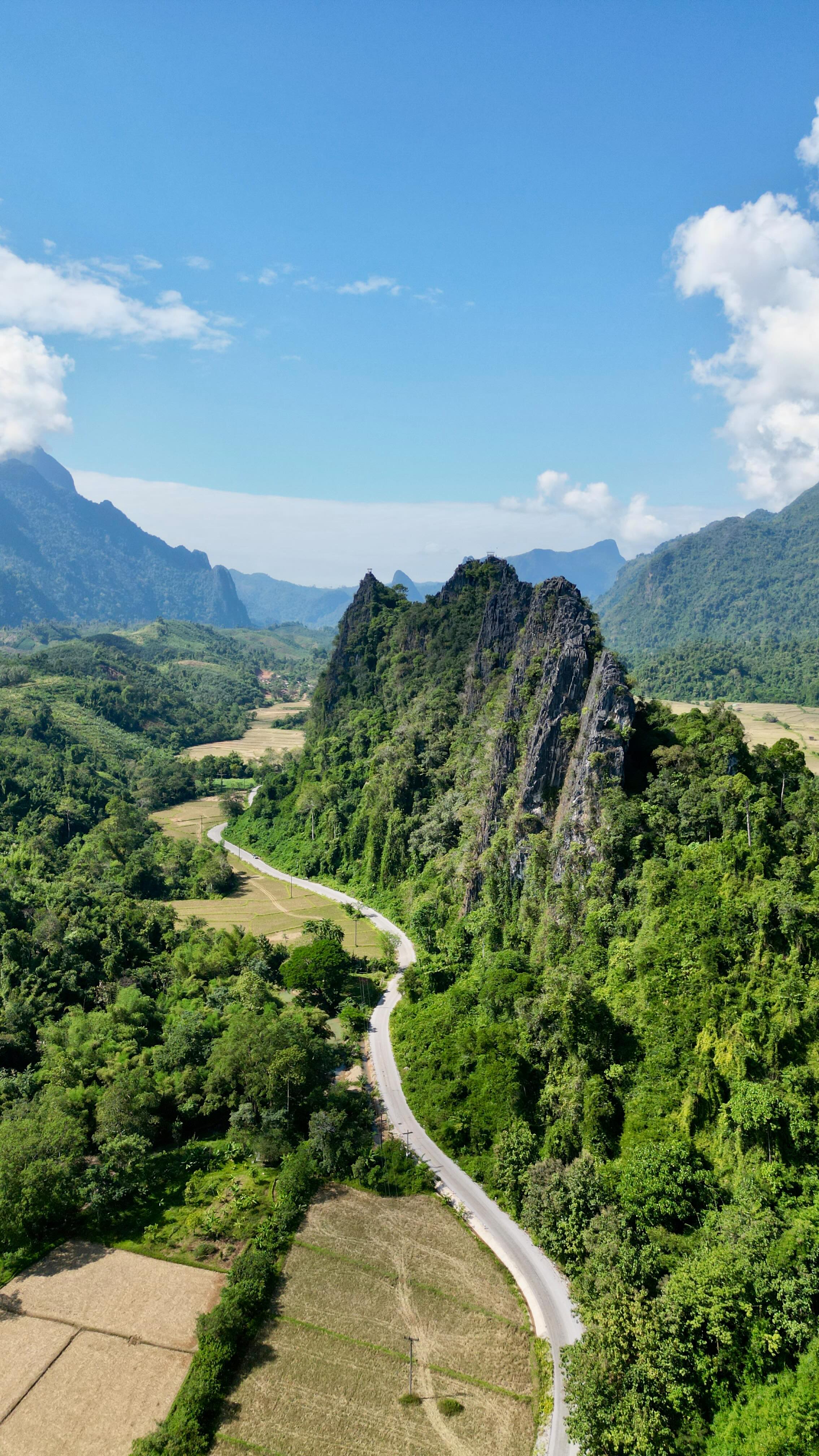 La beauté de ce pays 🇱🇦
Le Laos nous en aura vraiment mis plein les yeux, "khop chai lai lai" pour cet accueil si chaleureux ❤️
#laos #visitlaos #voyage #roadtrip #drone #dronevideo #lesaventuresdelo #blogvoyage