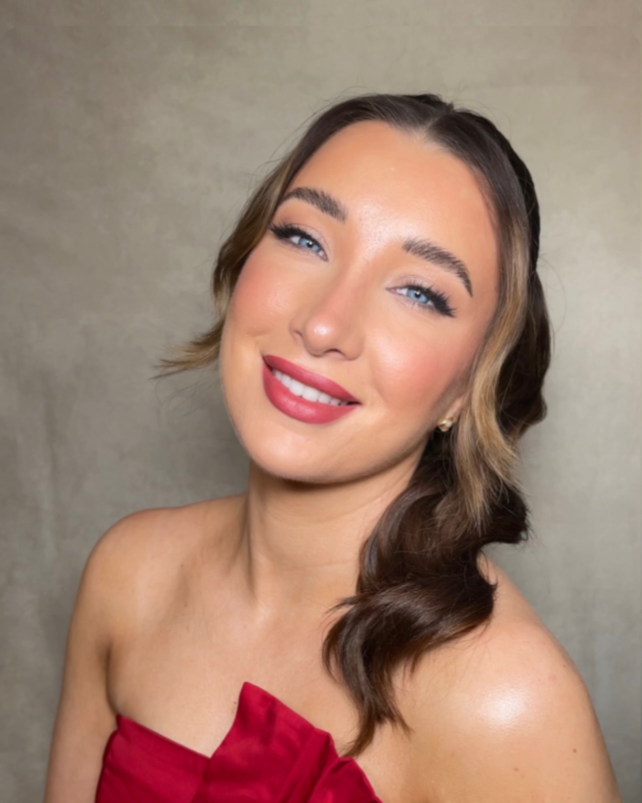 Bold red lips, festive vibes, and all the glam! 💄💋
Swipe through to check out my favorite holiday makeup looks—because the season deserves nothing less than stunning.
🎄 Limited slots available for festive hair and makeup! 🎄
Email me to book your appointment and shine this Christmas.
#christmasmakeuplook #redlipsmakeup #festivehair #hemelhairandmakeupartist #hemelhempstead