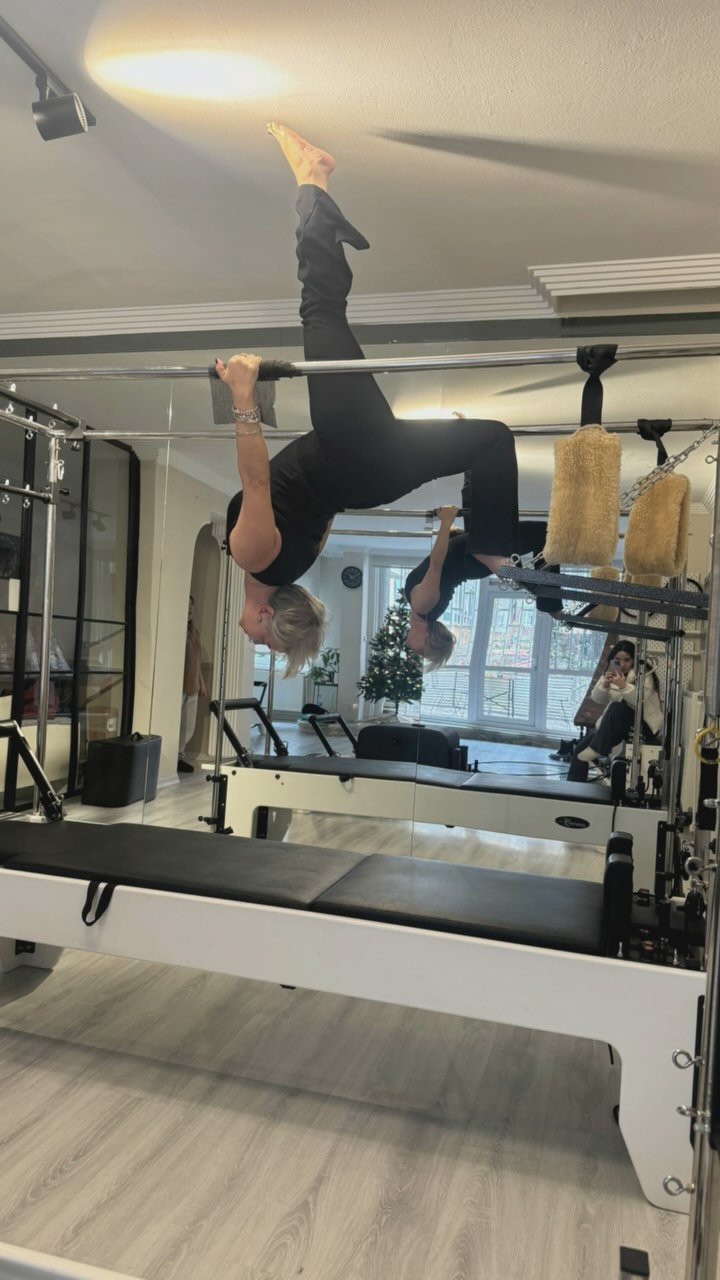 Kas hafızası (muscle memory), bir kas grubunun tekrarlanan hareketler sonucu öğrendiği ve otomatik hale getirdiği motor becerilerin bellekte saklanmasıdır. Bu, aslında sinir sistemine bağlı bir süreçtir ve kasların değil, beynin ve sinir yollarının bir fonksiyonudur. Kas hafızası sayesinde belirli bir hareket ya da aktivite, öğrenme aşamasında zorlayıcı ve bilinçli bir şekilde gerçekleştirilirken, tekrarla bilinçsiz ve kolay bir hale gelir.
Doğru yatırımlar yapılmış bedenler;
*Daha hızlı ve doğru hareket etmeyi çok kısa bir sürede çözümler.
*Zihinsel enerjiyi başka görevlere yönlendirme imkanı sunar.
*Zor ve riskli durumlarda, kas hafızası tepkileri daha hızlı harekete geçirebilir.
Yani sen unuttum derken bedenin şiir yazmaya devem eder ❤️❤️ @elifcongur