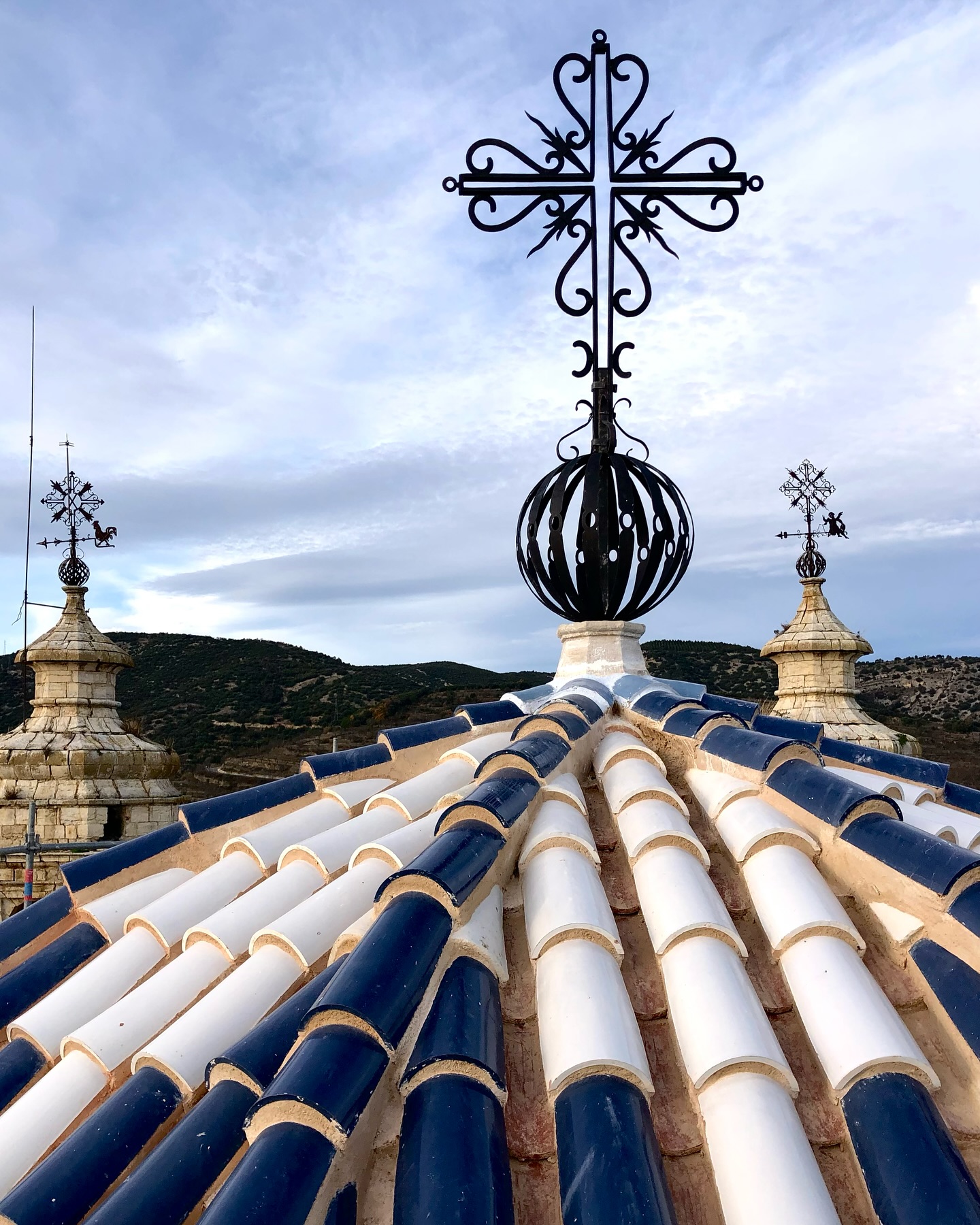 Fa dos anys vam treballar en la restauració de l’espectacular cúpula de l’Església de Sant Pere Apòstol de Cinctorres.
Tot un repte per l’estat de conservació en que es trobava a més de la dificultat d’aquests treballs en altura (33 metres!)
Seguim treballant en la posada en valor i difusió del patrimoni.
•
#virtuarchstudio #vas #cinctorres #restauracion #heritage #conservation #restoration #tile #cupula #dome #ceramic