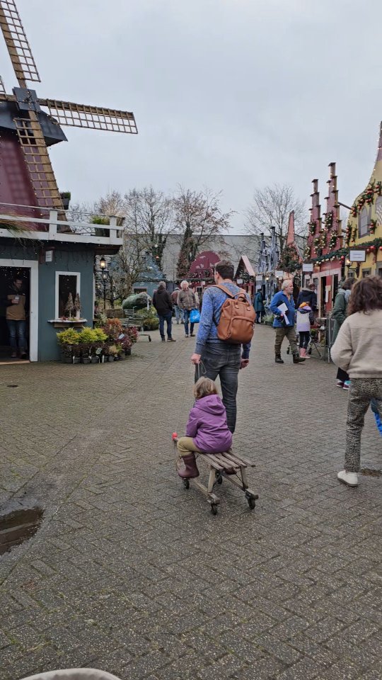 Eind van de ochtend/begin van de middag bezochten wij tuincentrum @vaarderhoogt in Soest. Buiten hebben ze een vuurtje waarboven je broodjes kunt bakken (cash betalen als je dit wilt doen); een stal met allerlei dieren🦆🐔🐐🫏🐂🐑; een tentje waar je o.a. poffertjes👌🏻, warme choco en erwtensoep kunt krijgen; leuke pop-up winkeltjes; en langs dit alles kun je met een slee op wieltjes🛷. Binnen allemaal kerstmoois en we hebben lekker gegeten bij Lunch-herberg De Kastelein. Een leuk uitje!🎅🏻
#soest #familieuitje #kerstuitje #matanosoe