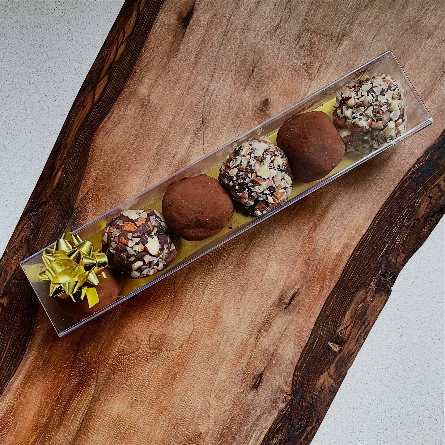 🎄🎅2024 PLL HOLIDAY MENU IS NOW LIVE!!! 🚨‼️
🎁DARK CHOCOLATE WHISKEY & BAILEYS ALMOND TRUFFLES
✨Dark Chocolate Whiskey: A silky smooth dark chocolate truffle infused with Rye Whiskey and tossed in cocoa powder.
✨Baileys Almond: A delicious creamy dark chocolate truffle infused with Baileys and rolled in roasted almonds.
🎁CHRISTMAS RUM CAKE (Available in a 900 grams loaf or a 6 inch 1 KG cake)
This classic Christmas cake is made a variety of assorted dried fruits, nuts and candied citrus peel soaked for weeks in Dark Rum to make a rich, moist fruitcake.
🎁ASSORTED HOLIDAY FINANCIERS
✨Cocoa Walnut Financiers:
French tea cakes made with a deep dark Cocoa & roasted Walnuts.
✨Pecan Caramel Financiers: French tea cakes with brown butter, roasted Pecans & bits of Caramel.
🎁FLORENTINES
Thin crispy lace cookies loaded with candied oranges and chopped Almonds. It has a thin layer of Dark Chocolate on the bottom for the perfect finishing touch.
🎁PISTACHIO APRICOT SHORTBREAD COOKIES
A nutty shortbread cookie with a combination of chopped roasted Pistachios and sweet pieces of Apricot.
🎁BUTTER PECAN SHORTBREAD COOKIES
A buttery crumbly cookie loaded with Pecans. The perfect Holiday snack!
🎁MINI GINGERBREAD COOKIES
A classic Gingerbread Cookie with hints of ginger, cinnamon and nutmeg, just the warmth you need during the holidays!
🔔ORDER YOURS NOW ON WWW.PRETTYLITTLELAYERSTORONTO.CA (link in bio)