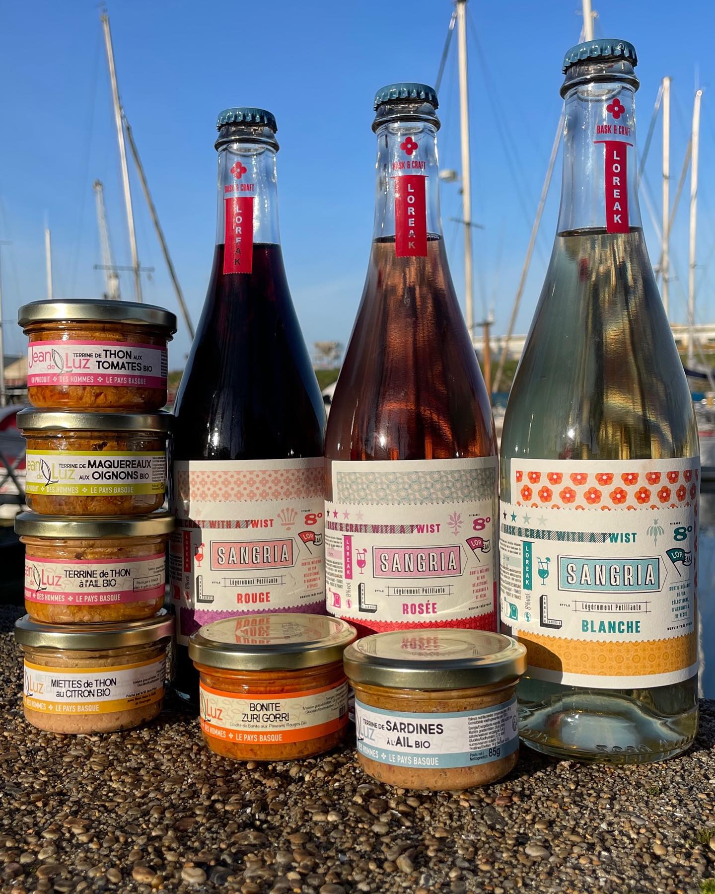 🎄 JEU-CONCOURS DE NOËL : LOREAK x CONSERVERIE JEAN DE LUZ 🎄
Pour célébrer les fêtes, tentez de remporter un lot gourmand de produits du Pays basque ! 🍴
À GAGNER :
✨ Une sélection de sangrias Loreak :
• 1 Sangria Rouge
• 1 Sangria Blanche
• 1 Sangria Rosée
✨ Un assortiment gourmand de terrines de la Conserverie Jean de Luz, comprenant :
• Thon aux tomates BIO 🍅
• Maquereaux aux oignons BIO 🧅
• Thon à l’ail BIO 🧄
• Miettes de thon au citron BIO 🍋
• Bonite Zuri Gorri 🌶️
• Sardines à l’ail BIO 🐟
Comment participer ?
1️⃣ Suivez nos comptes @loreak_cocktails et @conserveriejeandeluz
2️⃣ Aimez cette publication ❤️.
3️⃣ Identifiez 2 amis avec qui partager ce superbe lot en commentaire 👥.
📢 Le ou la gagnant(e) sera annoncé(e) le 20 décembre 2024. Lot à récupérer à Bayonne au 79 avenue capitaine resplandy.
Bonne chance à toutes et à tous ! 🎁✨
🚫 moins de 18 ans
L’abus d’alcool est dangereux pour la santé. A consommer avec modération.