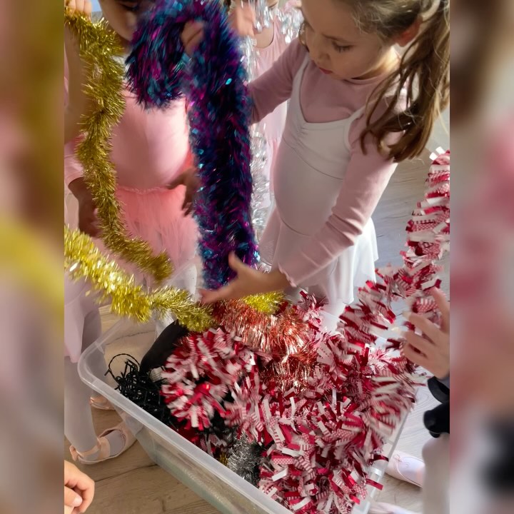 Notre rituel annuel 🎄
Chaque années, nos danseuses se transforment en petites lutines le temps d’un Mercredi pour préparer Noël 🤩
Cette année pas de dérogation 😉
✨ Chers parents, vous êtes conviés à assister au cours de danse de votre enfant, à partir du lundi 16 décembre 2024. 🎁🎅🏼
