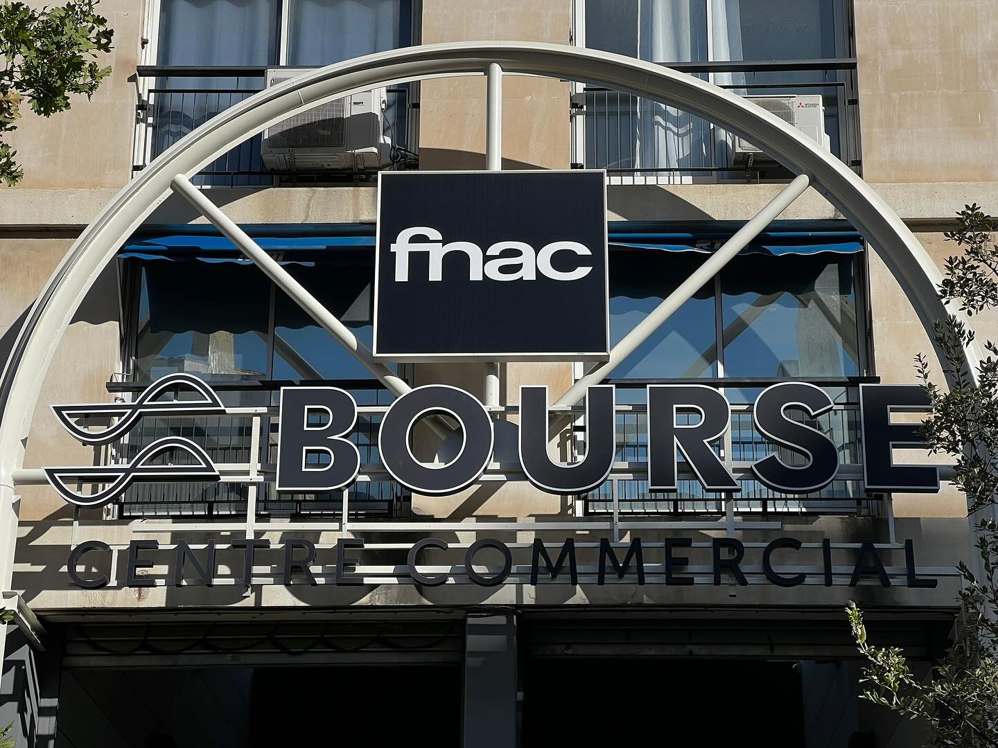 🏆 Enseigne Centre Bourse Marseille
Fabrication lettres boitiers face plexiglas black & white et chants en aluminium laqués noirs opaques.
Eclairage LED haute luminosité
Noir de jour et blanc de nuit pour une visibilité optimale.
Pose des enseignes sur chassis laqués fabriqués sur mesure.
Bravo à toutes l’équipe pour ce beau projet XXL.
STARCOM
www.imprimenseigne.fr
04 91 33 23 47 pour tous vos projets.
#sign #enseigne #enseignelumineuse #lettresboitiers