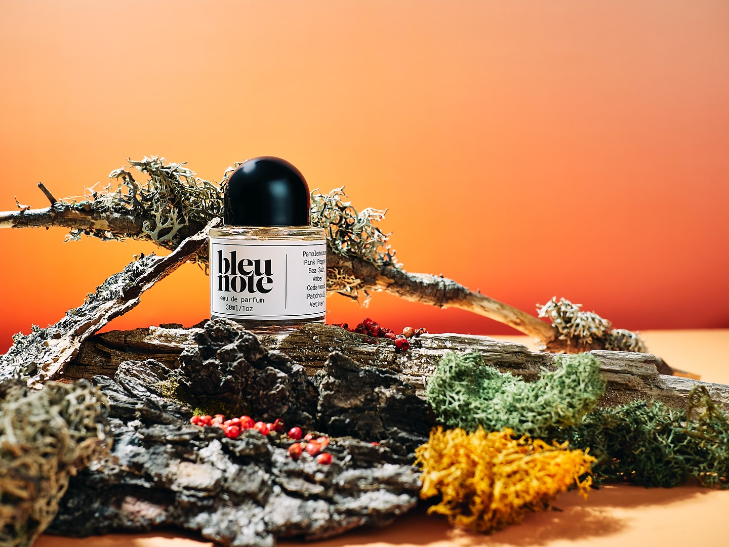 The base notes of this fragrance run deep. Earthy, woody, grounding.
BLUE NOTE unisex eau de parfum in a collaboration with @roseoverdosed. Available in the online shop and @ecrusecondhandshop
📸 @irisphoto_graphy