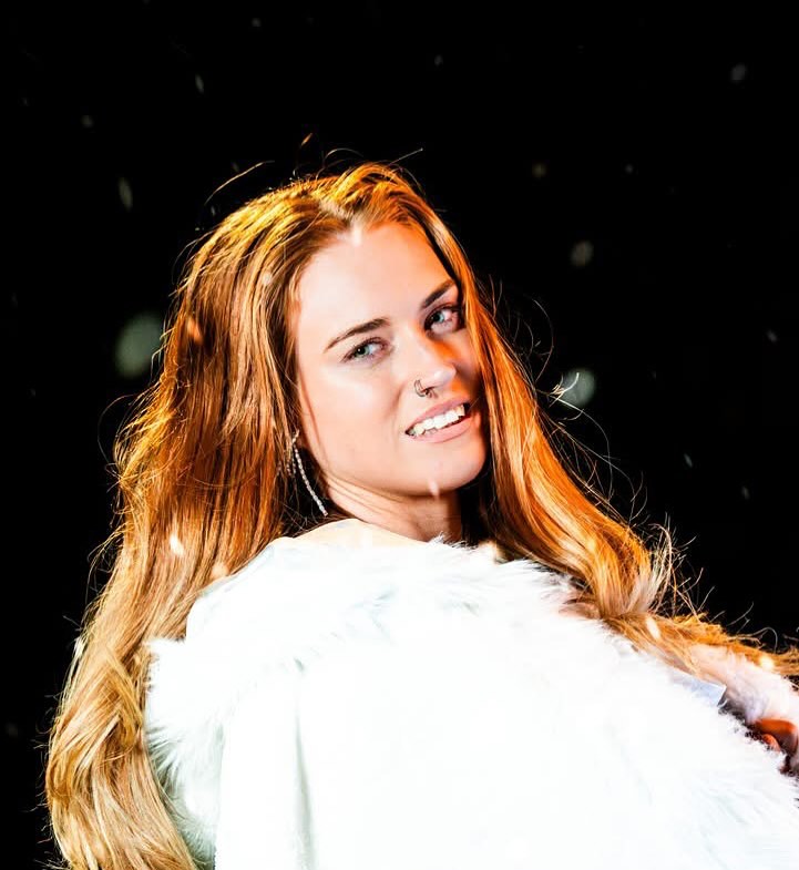 A huge thank you to The Metropole Hotel and Spa for providing the perfect backdrop to showcase the Christmas collection for Dressed to Impress last night.
A special shoutout to our incredible models who braved the cold and brought the dresses to life, sparkling with festive magic!
Imagery captured by Mogwai Media, with video by Tremio – stay tuned for more highlights!
@tremio_ap @dressedtoimpressbrecon @themetropolehotel #herecomethegirls #christmastree #christmastime #christmasfashion #dresstoimpress #sparkling #sparkleandshine