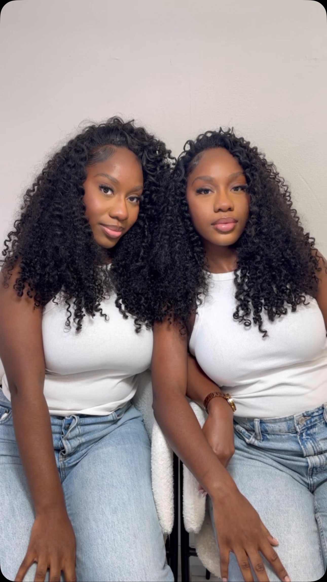 Good hair, good mood, unstoppable vibes 💞
Deux magnifiques femmes @jade_mtl & @ambre.mtll 💕
#curlyhair #hairstyles #twins #paris