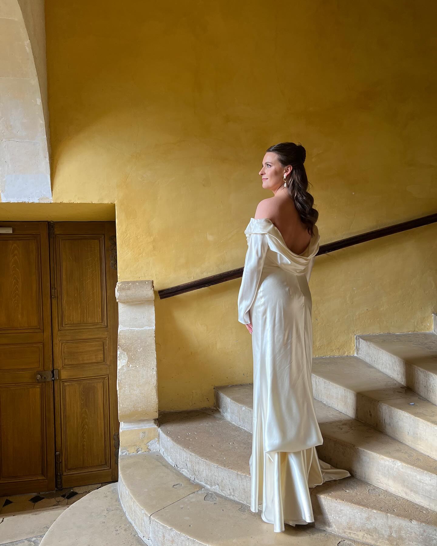 Timeless, effortless, elegant. 🤍 @madelineglancy_
Wedding Plannner @dorotheelegoaterevents
Photographer @lifestorieswedding
Hair & Makeup @jiyoungyangbeauty
Dress @daniellefrankelstudio
Florist @vandableu
Venue @chateaudevallery
#BridalBeauty #TimelessElegance #HairAndMakeup #FamilyStyle #ClassicLook #JiyoungYangBeauty