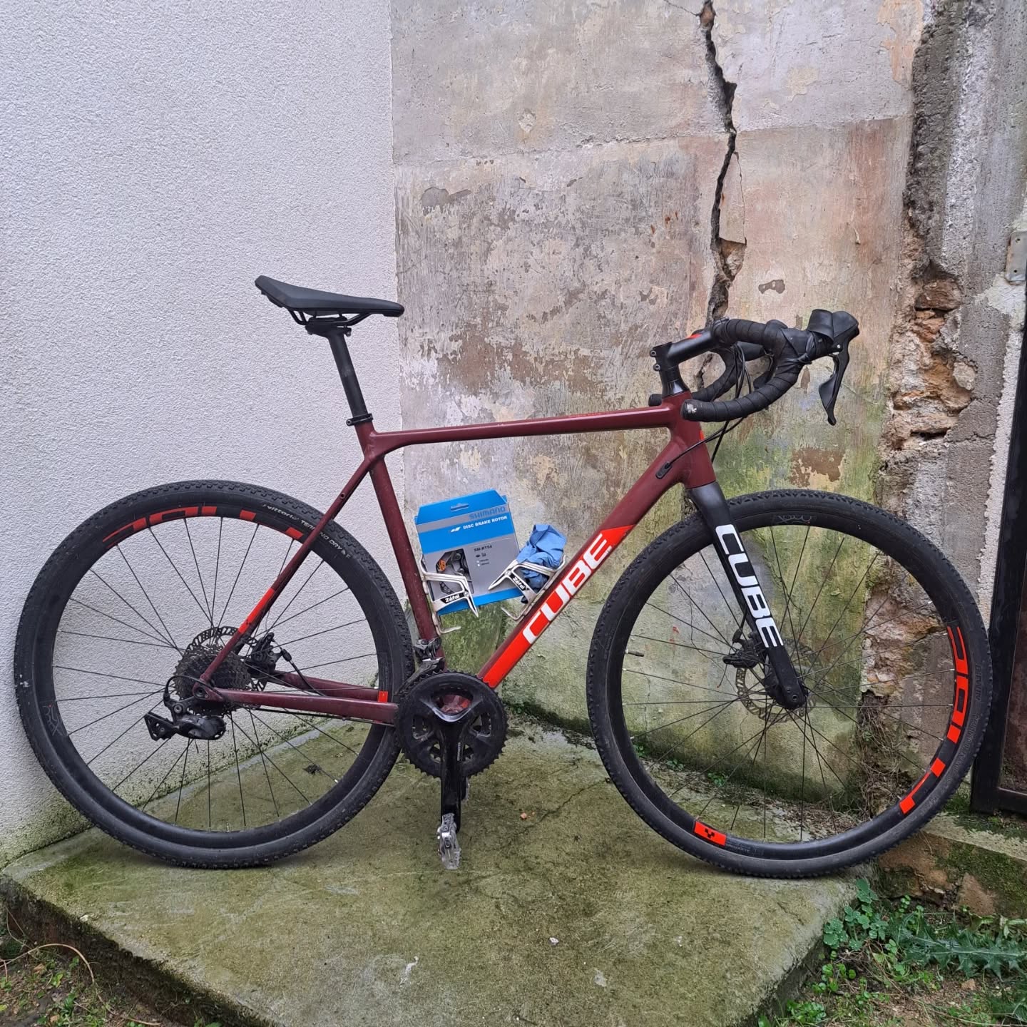 Très grosse remise en état après plus de 40 000km parcourus !
C'est reparti pour au moins autant avec :
✅️ Une paire de roues Shimano GRX neuves ✨️
✅️ Une transmission complète neuve
✅️ Des disque et plaquettes des freins neufs
✅️ Un nettoyage approfondi + graissage des roulements de direction
✅️ Un remplacement des reposes mains
@shimanofrance
@cubebikes_fr
#gravelbike #bikemaintenance #pourmonvelo #verriereslebuisson #bikecommuting #cubegravelbike