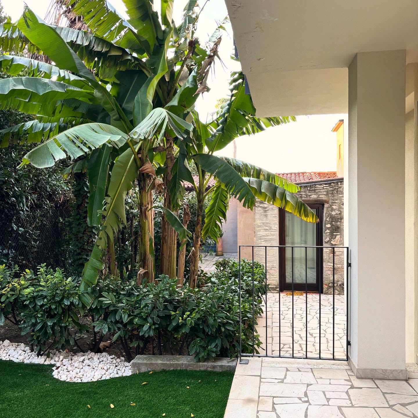 Camere con giardino privato 🌳🌴🍃
#villapioppi #villapioppihotel #villapioppirestaurant #villapioppipizzeria #sirmione #gardalake