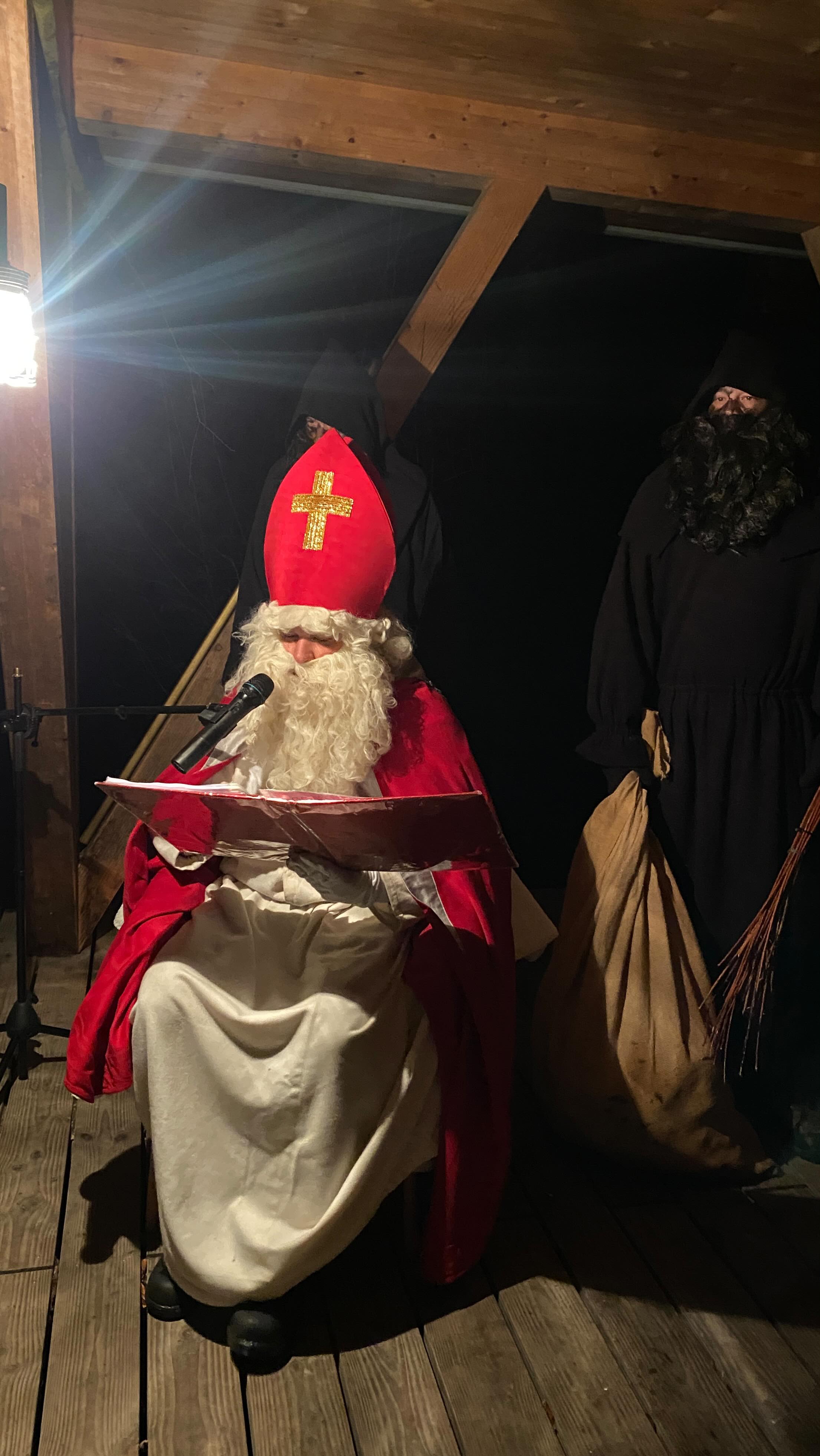 So schön gsi, mitem Samichlaus im Waldlehrpfad! Mit Grittibänz, Wurscht und spontanem Raclette.