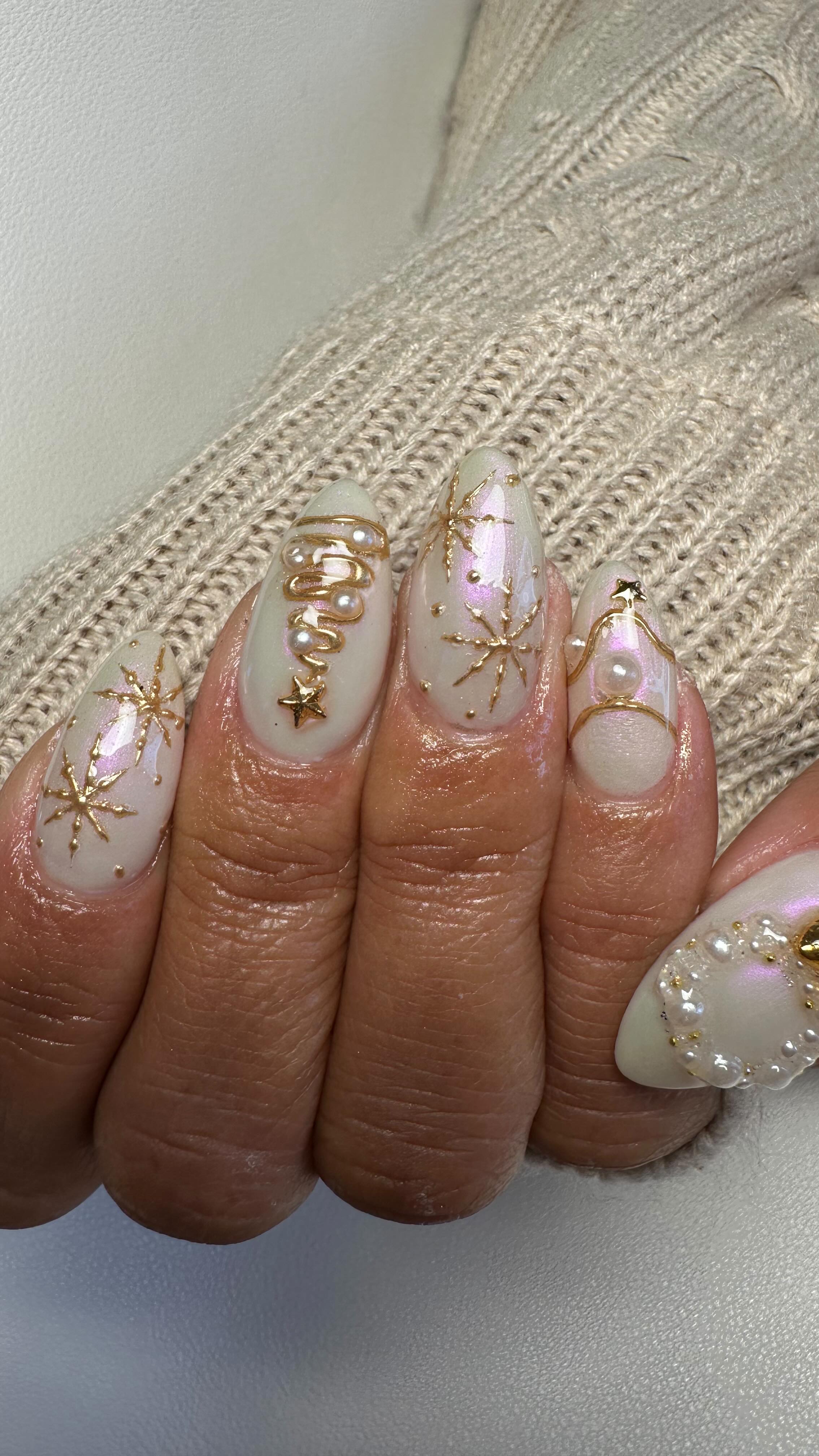 This has got to be one of my favs so far 😍
@coutureclawshawaii 🌟 🌟🌟
#japanesegelnails #holidaynails #christmasnails #whitechristmasnails #trendingnails #bigislandnails #konanails #hawaiinails #konanailsalon #coutureclaws #bigislandnailsalon #nailart #hawaiinailsalon