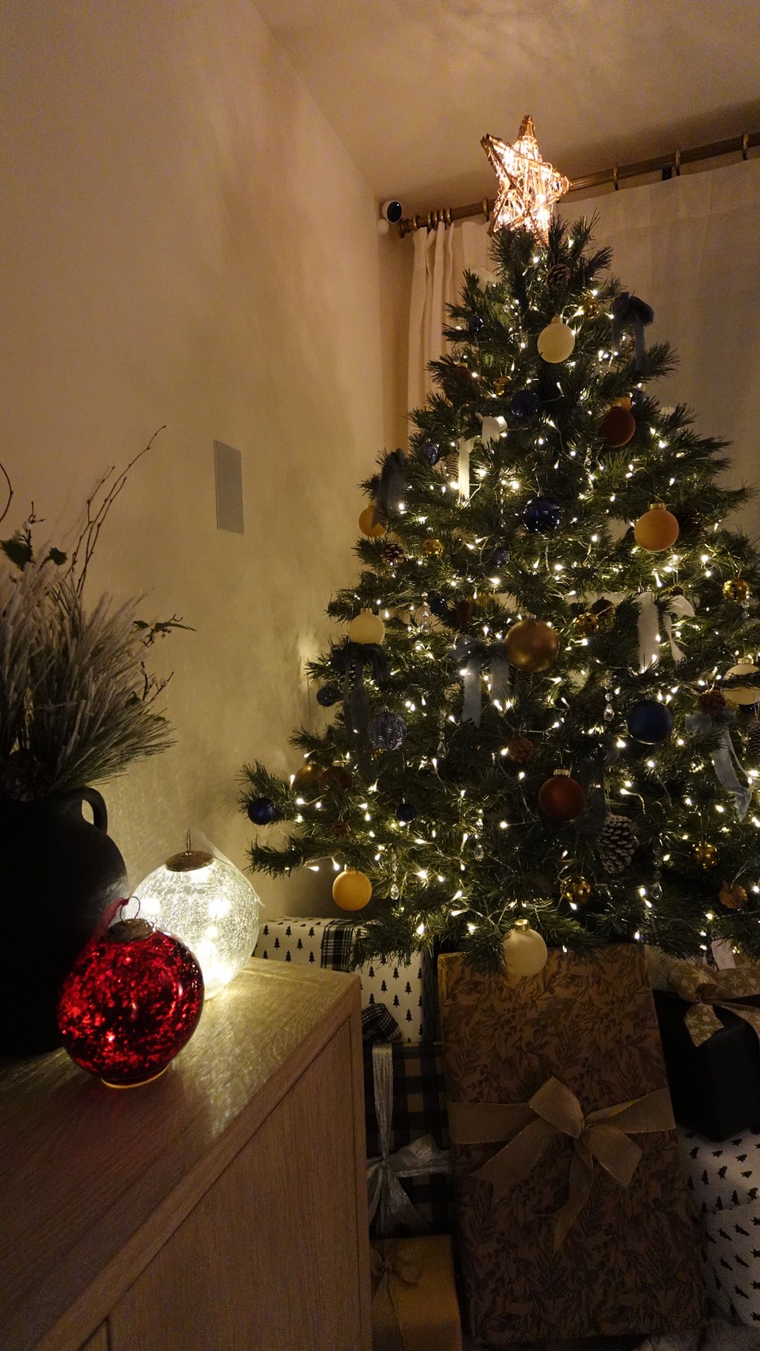 Rocco and Remy’s first Christmas tree adventure! 🎄Let’s just say our very curious kittens had other plans… Decorating turned into a 4.5-hour event thanks to some tangled Christmas lights. 😂 But in the end, the tree is up, the lights are shining, and the memories are priceless..
.
.
.
.
.
.
.
.
.
.
.
.
.
.
.
.
.
.
.
.
.
.
.
.
.
.
.
.
.
.
.
.
.
.
.
.
#homedecor #homesweethome #holidays #blogging #christmastree #holidayseason #holidaydecor #blogger #christmasdecor #christmasiscoming #decor #explore #winterwonderland #holidayhome #december #blog #christmasdecorations #wintervibes #winteriscoming #countdowntochristmas #merrychristmas #santaclaus #christmastime #christmasmood #holidaymood #fyp