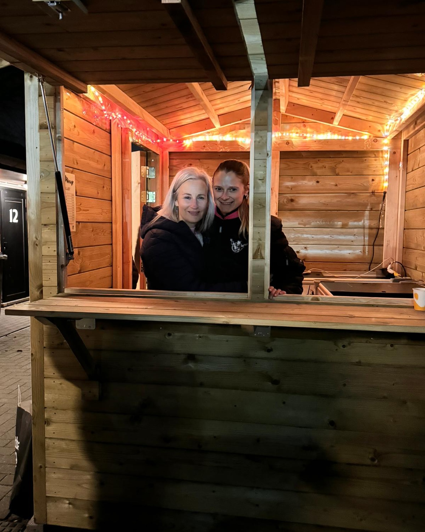 De kerstbar is open!
Komen jullie gezellig iets drinken ?!
We verwelkomen jullie graag!
#wintertijden #koudeneuzen #warmewinterborrels #gezelligheid #dikkemerci #kskekerendonk