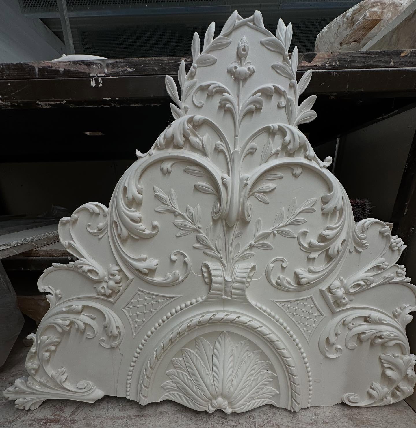 ✨ Was haben wir denn da Schönes?! 😍
Wir freuen uns, euch ein aufregendes neues Projekt einer beeindruckenden Stuckdecke vorzustellen! 🏛️💫
In den kommenden Tagen nehmen wir euch mit auf diese kreative Reise – hier sind einige Highlights, die euch erwarten:
🔹 Setzen von farblichen Akzenten, die an die vorherige Stuckdecke angelehnt sind und die Schönheit des Raumes betonen.
🔹 Die Installation einer eleganten Stuckrosette, die als Blickfang fungiert.
🔹 Kunstvolle Bogenelemente und dekorative Details, die den Charme der Decke unterstreichen.
Bleibt gespannt auf die spannende Transformation und die einzelnen Schritte! Wir freuen uns darauf, euch durch diesen kreativen Prozess mitzunehmen!
#Stuckdecken #Restaurierung #Kunsthandwerk #Projektupdate #Stuckateur