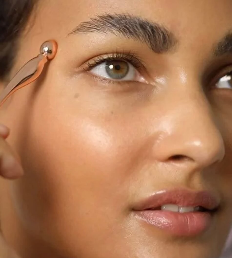 💫 L’ACUPRESSION
DU VISAGE
🪷L’acupression du visage est une technique ancestrale qui combine bien-être et beauté.
🪷En stimulant des points spécifiques, vous pouvez relâcher les tensions, améliorer la circulation et révéler l’éclat naturel de votre peau.
🪷Les Bienfaits :
✨Détend les muscles et libère les tensions accumulées.
✨Stimule la circulation sanguine, pour un teint frais et lumineux.
✨Apaise le mental en activant des points d’énergie liés au stress.
✨Réduit les rides d’expression en relâchant les zones contractées.
🪷Pratiquez quelques minutes par jour pour une peau rayonnante et un esprit apaisé.
🪷Votre visage et votre bien-être vous remercieront !
#AcupressionVisage #BienÊtre #BeautéHolistique #SoinNaturel #ÉnergiePositive #selfcare