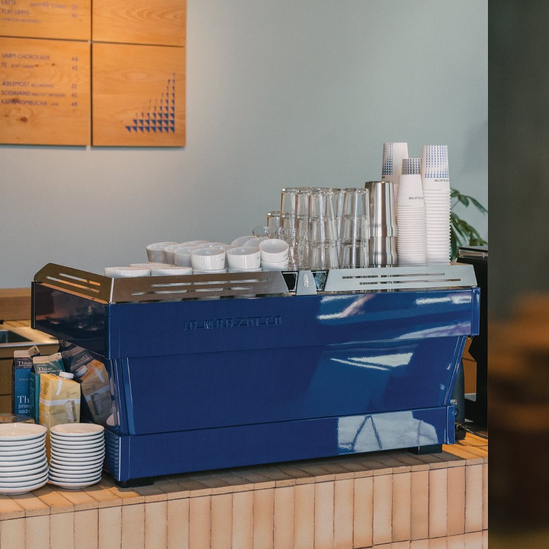 Vilken färg är du idag?
Här står en blå La Marzocco PB hos Coffee Collective i Danmark!
.
.
.
.
.
.
.
.
.
.
.
.
.
.
.
#lineamicra #lamarzoccohome #coffee #homebarista #rrebelworks #specialtycoffee #specialkaffe #handmadeinflorence #rrebel #lamarzocco #hökarängen #blue #classic #espressomachine