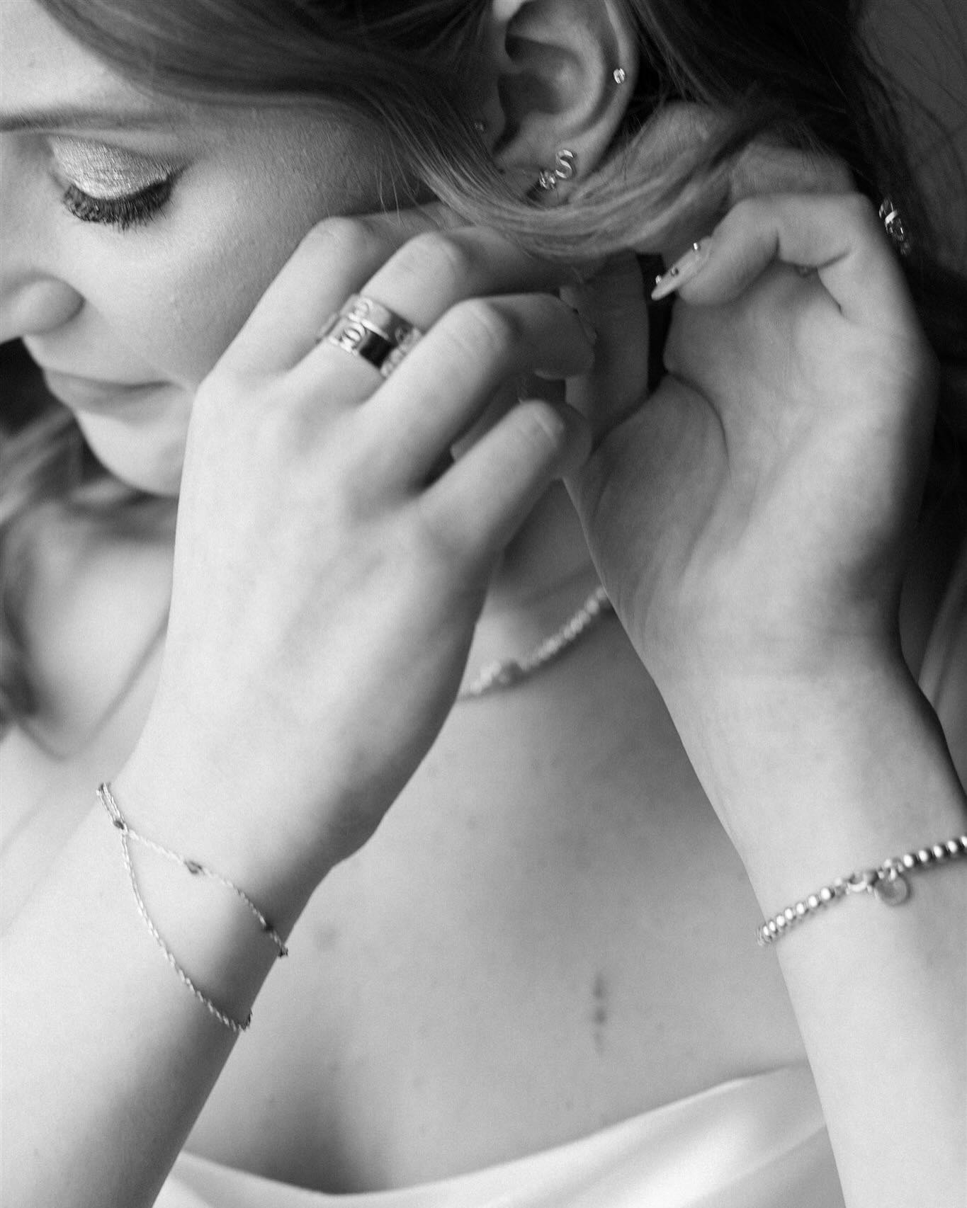 One common question that we receive is when to have your photographer arrive in the morning for getting ready photographs & cinema. We are proud to share that we have been capturing weddings for over a decade and can share our best tips! The getting ready portion of your day is best captured about an hour before you leave for your first look or ceremony. This allows us to capture your flat lays, details, the tail end of hair and makeup, and you getting into your wedding attire! Sometimes a bit longer is better, but we want your wedding party to feel comfortable with their hair and makeup done when we arrive. To learn more about working with us, click the link in our bio and send us a note! We would love to work with you ❤️
.
Photographs by @mandelette associates, Amanda & Heather
Planning: @eventsbytess_ebt
Venue: @deerpathinn
HAMU : @tamaramakeup