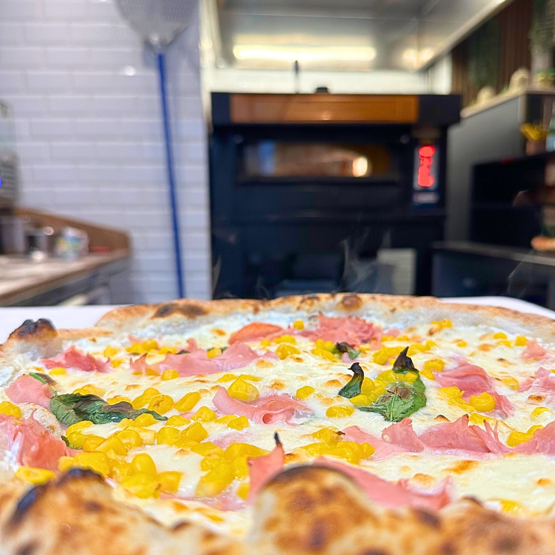 New on the menu at Vita: Mimosa Pizza! 🍕🌽
A dreamy double cream base topped with Italian cooked ham and sweetcorn! ✨ A beloved classic in Italy, especially among kids. But let’s be real.. who doesn’t love it at any age? ⚡️
Order via our link in bio!