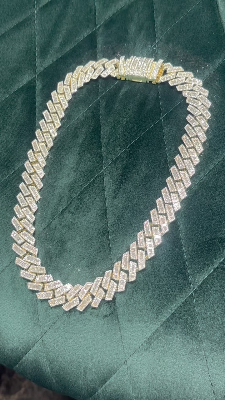 The chain of your dreams❤️🔥
#cubanlink #diamondcuban #baguettediamonds