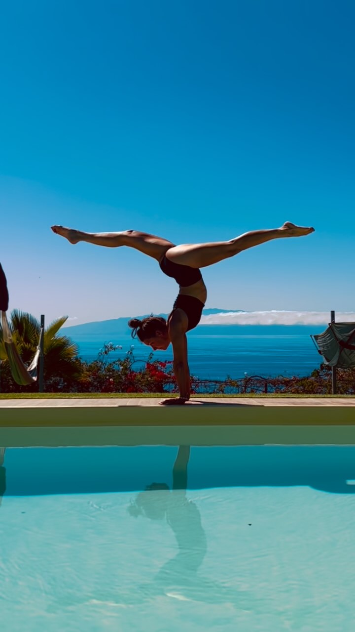 Brighten someone’s day by letting them know how much you appreciate them. A little kindness goes a long way—go spread some love! 🧡
#spreadsomelove #handstand #yogaeveryday #keepshining #keepmoving