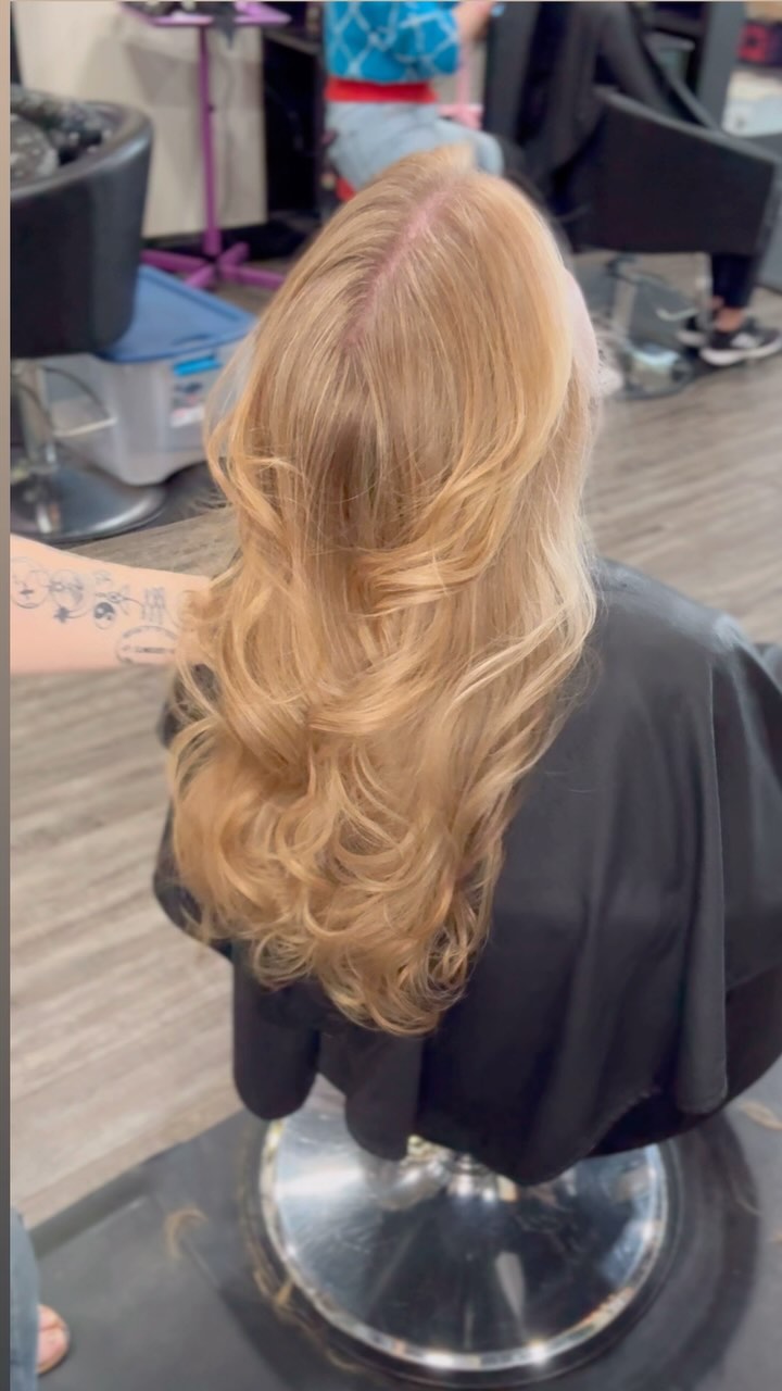 MAKE EVERY OUNCE BOUNCE 🤌🏼
💫 -DM for your reservation-💫
#bouncyhair
#clermontsalon
#blondehair
#thelabclermont
#holidayhair