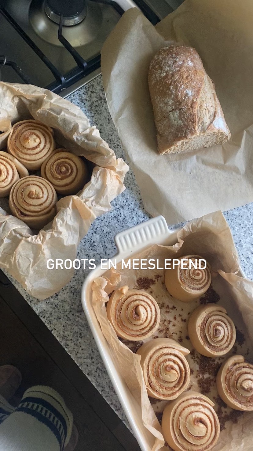 Over 3 maanden word ik 30. En eigenlijk voelt het alsof mijn leeftijd steeds meer bij mij begint te passen.
Ik heb nooit gedronken, gerookt of iets gebruikt. Laat mij maar een taartje bakken, koken voor vrienden en de hele avond spelletjes spelen. Dat is eigenlijk altijd al zo geweest. En de laatste jaren gaan de mensen om mij heen dat ook steeds leuker vinden.
Dus het voelt alsof het echt bij mij past, dat nieuwe getal. Het geeft mij geen druk of verwachtingen, ook al krijg ik de - ongepaste - vraag geregeld… Dus bij deze voor de liefhebber: Ja, we hopen ooit kinderen te mogen krijgen en nee, nog even niet❤️
Krijg jij deze vraag ook wel eens?
#kinderwens #dertigers