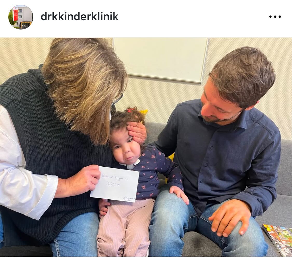 Repost! Spende an die DRK Kinderinsel Siegen! Vielen Dank an alle Wimmelbuchbesitzer!
Und vielen Dank an die Mitarbeitenden und die wichtige Arbeit mit den Kindern! Gerade zur Weihnachtszeit freue ich mich, dass sie durch die Spende ein paar Weihnachtsgeschenke bekommen! #kreuztal #burbachsiegerland #neunkirchen_siegerland #wilnsdorf #siegen #siegenwittgenstein #hilchenbach #netphen #badlaasphe #badberleburg #erndtebrück #freudenbergsiegerland #wimmelbuch #kinderbuch #lokalzauber #siegerland #wimmel #buch