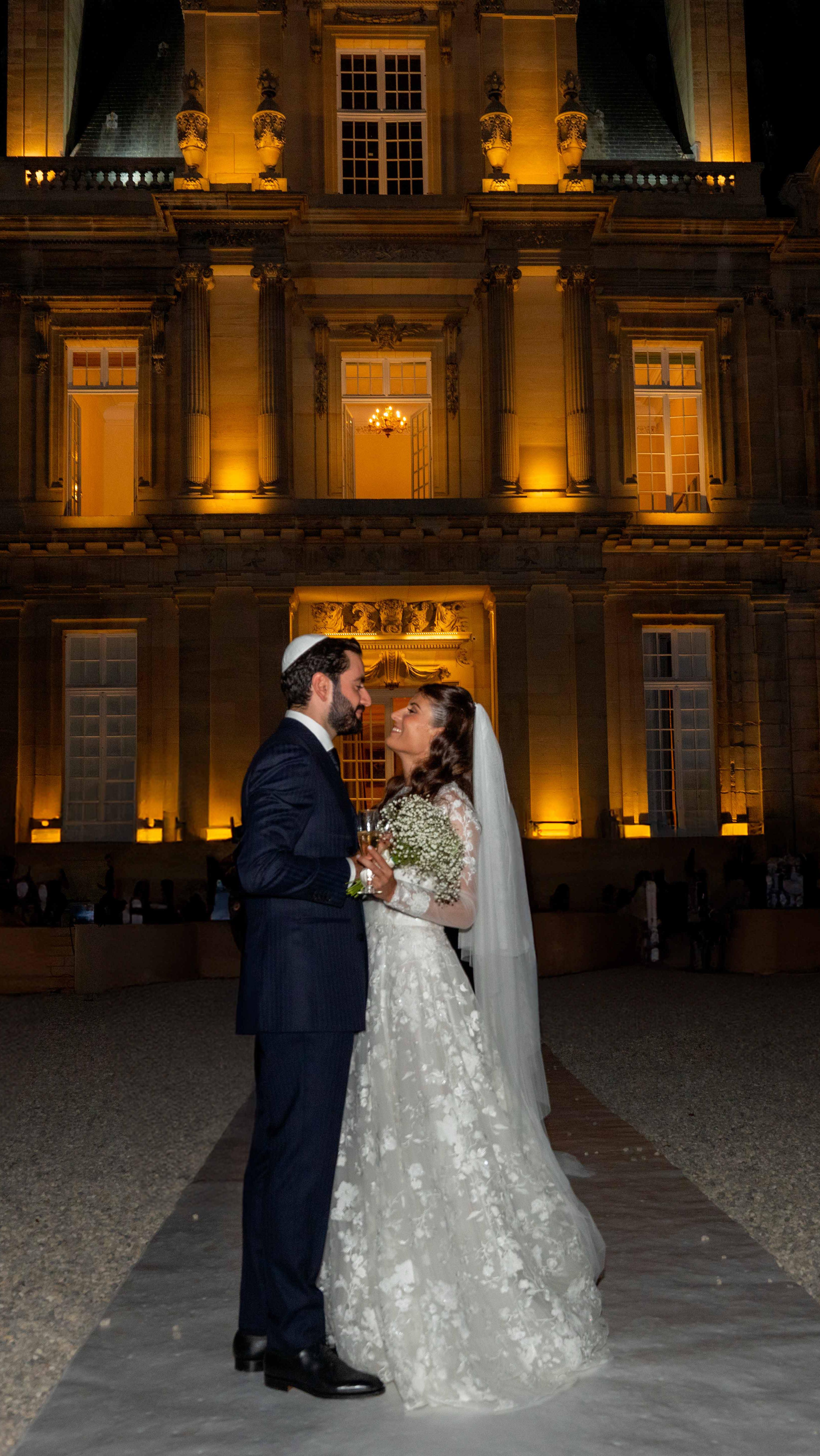 Partie II 🫶
Pour découvrir l’intégralité de cette aventure, rendez-vous sur adeneatelier.fr
📍@chateau_smdt
#Bride #modernbride #WeddingDay #LoveStory #weddinginspo #modernbride #WeddingInspiration #WeddingDay #luxurywedding #frenchweddingstyle #weddinginfrance #frenchwedding #bridedress #voguewedding #jewishwedding #italianwedding