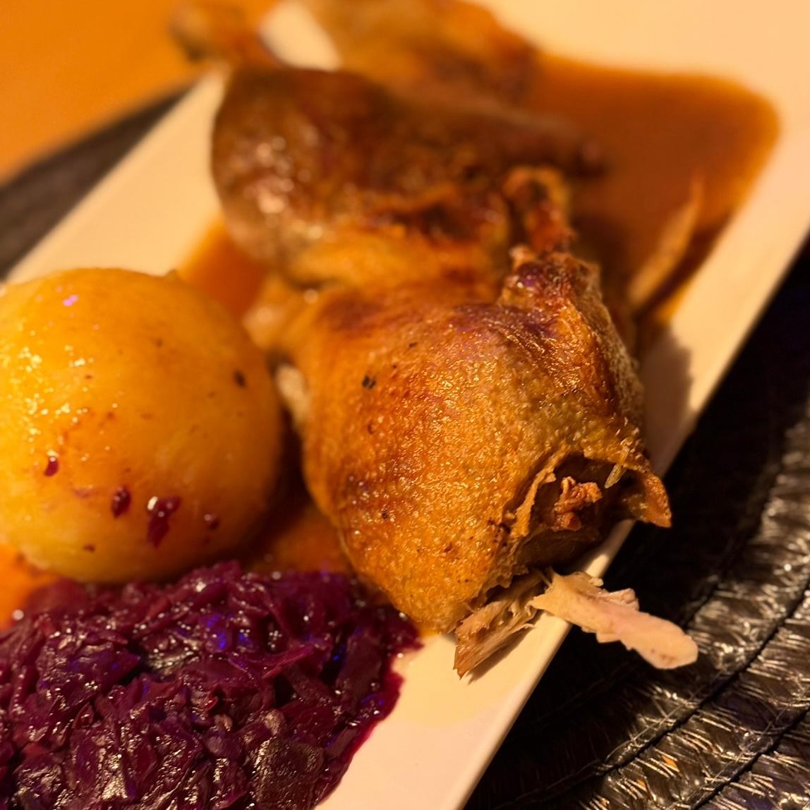 🎄✨ Weihnachten ist die Zeit für Genuss! Im Upper House gilt: „Ente gut, alles gut!“ 🦆🍽️ Genießen Sie in der festlichen Saison unsere exklusiven Entengerichte – nur auf Vorbestellung! Lassen Sie sich von unseren Spezialitäten verwöhnen und genießen Sie die besinnliche Atmosphäre.
Reservieren Sie jetzt Ihren Tisch und bestellen Sie Ihre Entengerichte vor, um die festliche Zeit in vollen Zügen zu genießen!
#UpperHouse #Weihnachten #EnteGutAllesGut #Entengerichte #FestlicheSpezialitäten #augsburg #gersthofen #aystetten #neusäß #burgau #günzburg